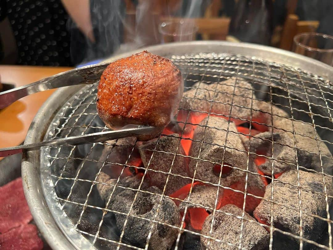 松林裕香さんのインスタグラム写真 - (松林裕香Instagram)「🇯🇵 大好きな焼肉屋さん。 不動前にあるしみずさん。  タンに目がない私🥹  やっぱりここのタン好きなんだよなあ。  久しぶりに行ったけど、 改めて通おうって思った！  【注意点】 厚切りタンはお席の予約時に頼んでおかないと当日注文は受け付けてないから注意。 そしと、厚切りタンを頼む場合は 希少部位3種盛り・4種盛り・5種盛りのいずれかを人数分頼まないといけない。 そして、それらを頼んだ場合、お店に来られなかった場合は料金がかかります！  #焼肉しみず#焼肉#牛タン#東京グルメ」4月4日 18時18分 - yukapiano_