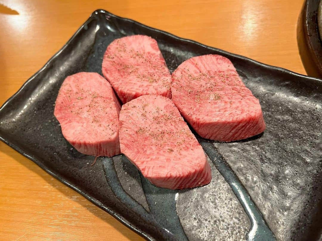 松林裕香のインスタグラム：「🇯🇵 大好きな焼肉屋さん。 不動前にあるしみずさん。  タンに目がない私🥹  やっぱりここのタン好きなんだよなあ。  久しぶりに行ったけど、 改めて通おうって思った！  【注意点】 厚切りタンはお席の予約時に頼んでおかないと当日注文は受け付けてないから注意。 そしと、厚切りタンを頼む場合は 希少部位3種盛り・4種盛り・5種盛りのいずれかを人数分頼まないといけない。 そして、それらを頼んだ場合、お店に来られなかった場合は料金がかかります！  #焼肉しみず#焼肉#牛タン#東京グルメ」