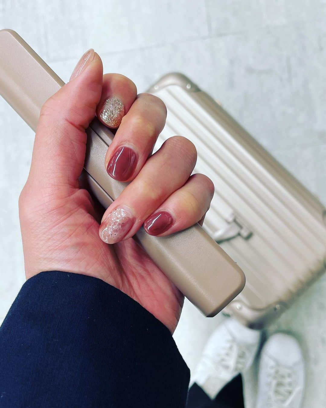 峯村沙紀さんのインスタグラム写真 - (峯村沙紀Instagram)「💅nail💅 ・ ・ 4月ネイルはこちら🥰 明るめの茶色🤎 グラデーション🌈 キラキラ✨  手元から元気にっ😊❣️  そして、、最近の通勤カバンと一緒にパシャリ📸💕  荷物が多い方🥺 ゴロゴロ通勤オススメです🤭💓  #nail #ネイル #春ネイル #手元 #指先 #大人ネイル #おしゃれ #ゴロゴロ #通勤 #通勤カバン #キャスター付き #スーツケース #春 #新生活 #newnail」4月4日 18時21分 - minemuuuno.insta