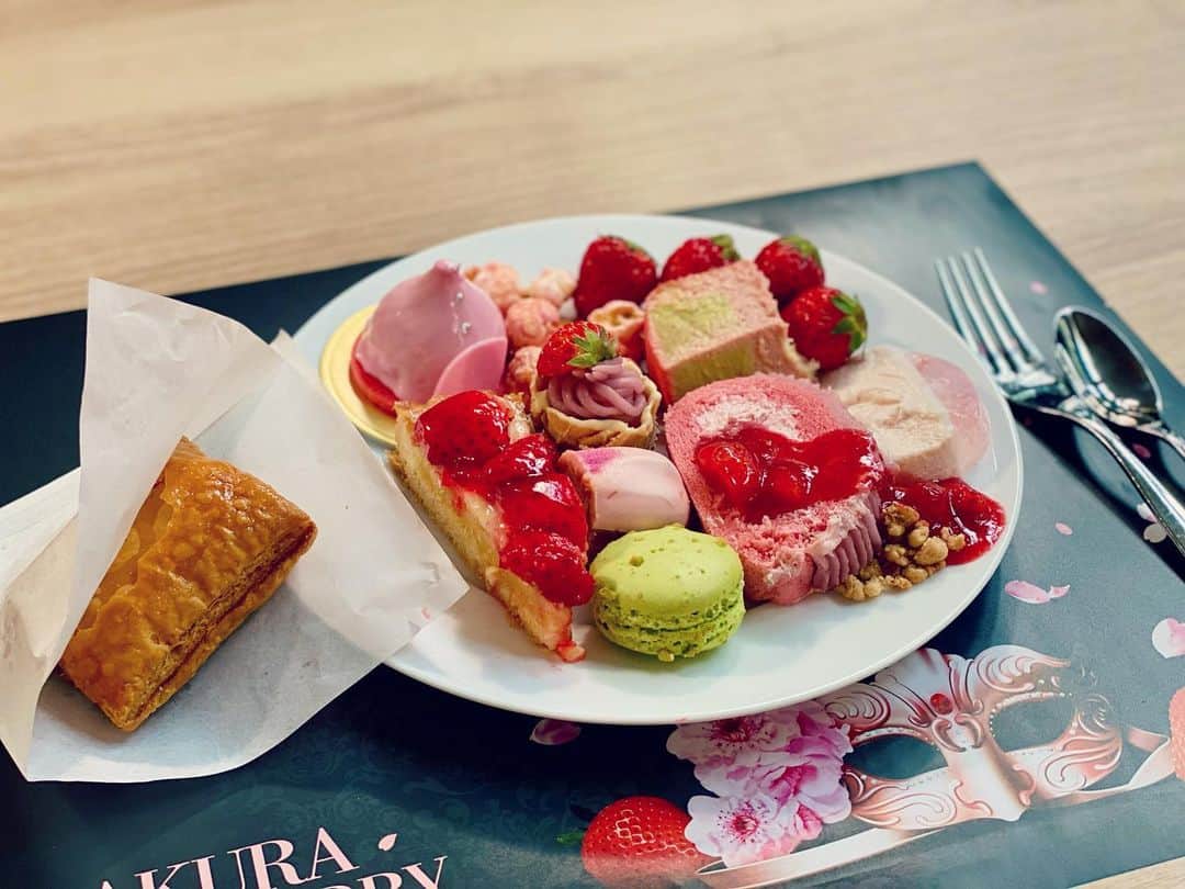 のインスタグラム：「🌸&🍓スイーツビュッフェ🍽 先週の#ドデスカ！#コレクル では春爛漫ホテルビュッフェについてお伝えしました👉✨  一店目は… ヒルトン名古屋 春の仮面舞踏会をテーマにしたスイーツビュッフェ「サクラ・ストロベリー・マスカレード」開催中！ 会場には10種類ほどの仮面があり、パーティーに招かれたゲストの気分で撮影できるフォトスポットもあります.  🌸桜咲くリングゼリーケーキ 桜の花びら入りのゼリーと桜餅味のクリームチーズムースで作られたリングケーキ. ムースがしゅわりと溶けて桜餅風味の余韻に癒される〜☻  🌸桜クリームパイ 薄く何層にも焼き上げられたパイがさくさくさく…繊細にバターの香りと共に弾けていきます. 中にはなめらか〜な桜クリームがたっぷり. パイの軽さととろけるクリームがしっかり両立しているのは目の前で作ってもらえるからこそです！  3年半前、一番最初に行ったコレクルのロケもヒルトン名古屋のビュッフェだったなぁ. 2回目に訪れた時のヘビーメタルビュッフェでは私物のエレキギターを持ち込んでエアギターをした記憶も。。 毎回毎回、お皿いっぱい盛り付けちゃいます🍽 いつ行っても美味しいスイーツが目も心も楽しませてくれる素敵な場所！ありがとうございました☻  #ヒルトン名古屋 #メーテレアナウンサー #南雲穂波」