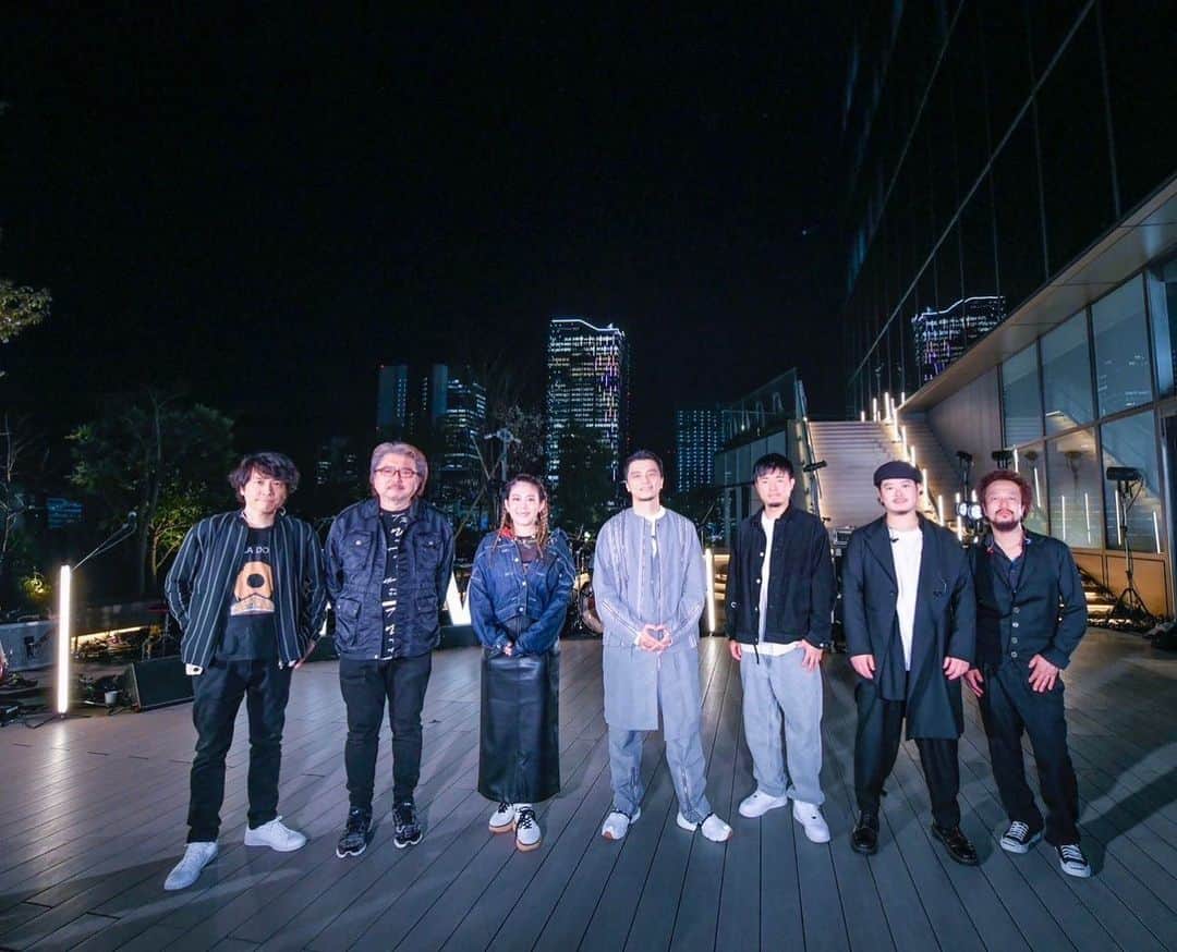 SONOMIのインスタグラム：「KREVAさんのLIVE🎤 都内某所屋上より生配信。  「Technics presents "Connect" Online Live #KREVA 」  思えば初めて配信ライブを経験した3年前。 あの頃はこの先どうなるのか不安が大きい中でなんとか皆さんに笑顔になってもらえるように… そんな気持ちで必死だったなぁ。 長い長いトンネルの出口がようやく見え始めた現在。 そんなことを思い出しながら、 清々しくとても感慨深いライブとなりました。 それにしてもKREさんも映像も演奏も素晴らしくて、永久に見れたらいいのにぃと思いました📺✨ 次はツアーで皆さんにお会いできるのを楽しみにしています👐🏻  ★6.18(日)仙台 ★7.02(日)大阪 ★7.09(日)横浜  #KREVA」