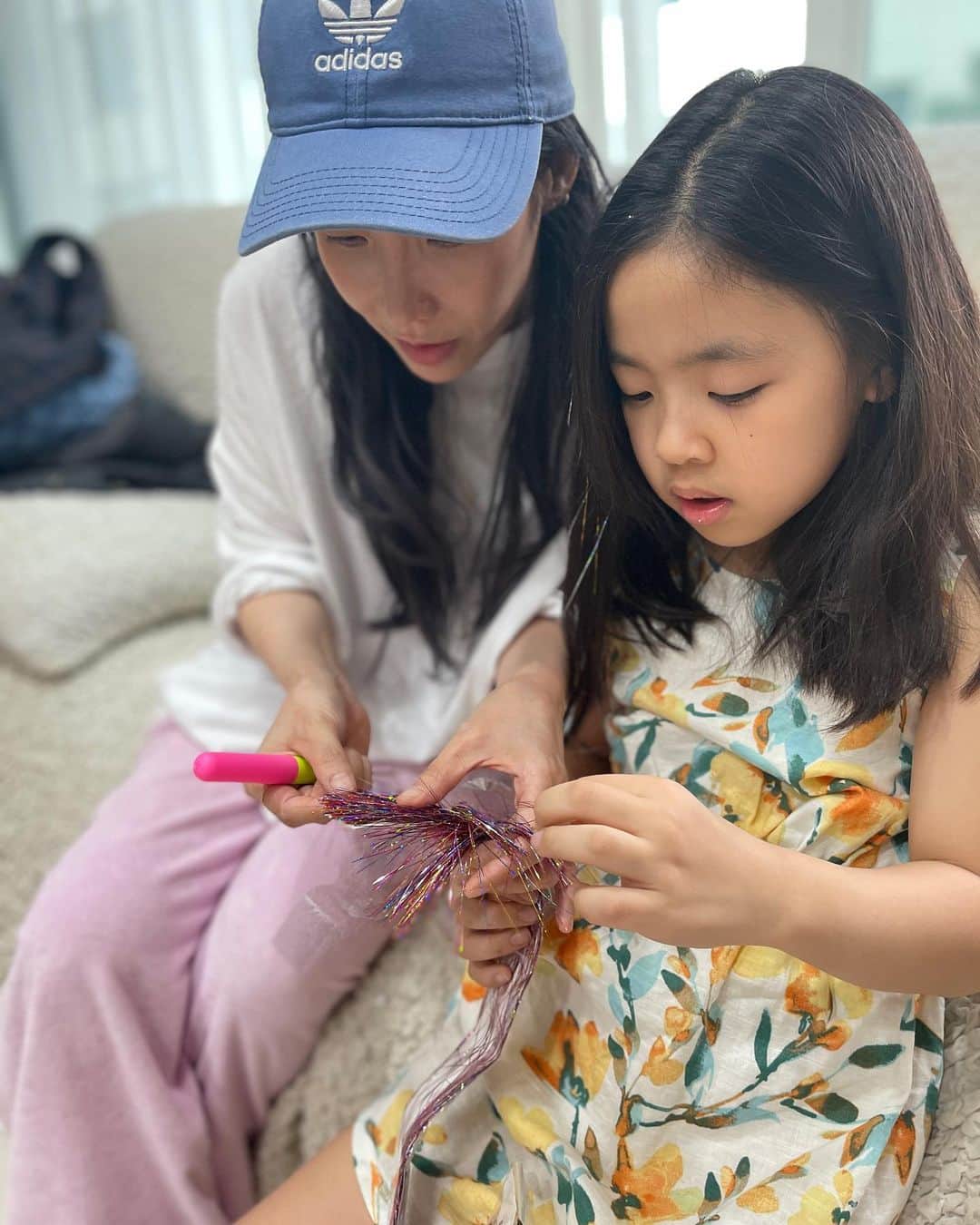 イ・ユンジのインスタグラム：「우리집반짝이를 위한 고급인력의 가정방문🙏ㅡ#반짝이머리시술#반짝이라니」