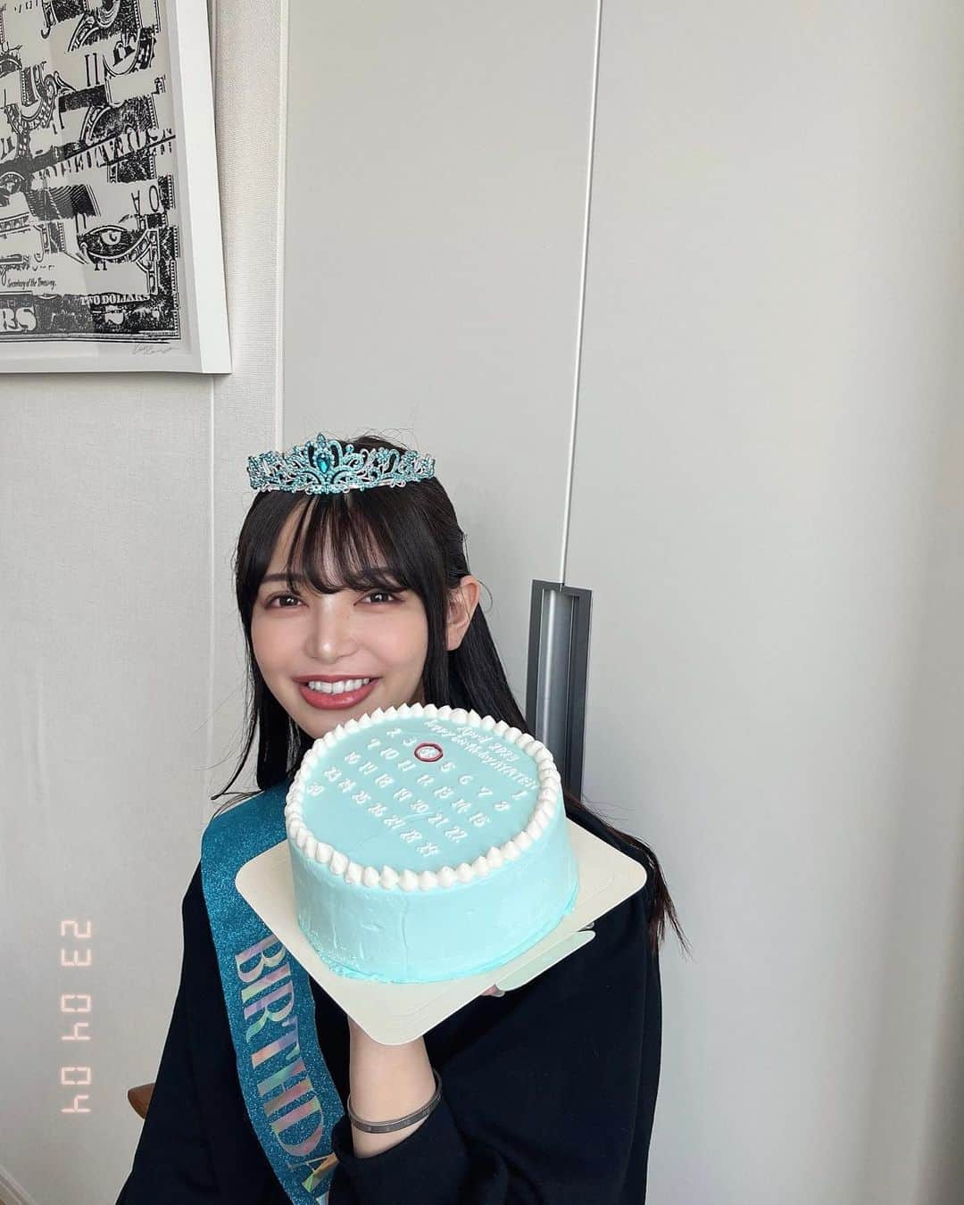 のインスタグラム：「またひとつ歳を取ってしまった🎂🧊  ネットでは4月6日て書かれてるけどわたしの誕生日は4月4日だよ〜うそばっかり書くなあああ！笑  20代ラストだなんて、、 これからもできるだけ楽しく生きるぞ〜！」
