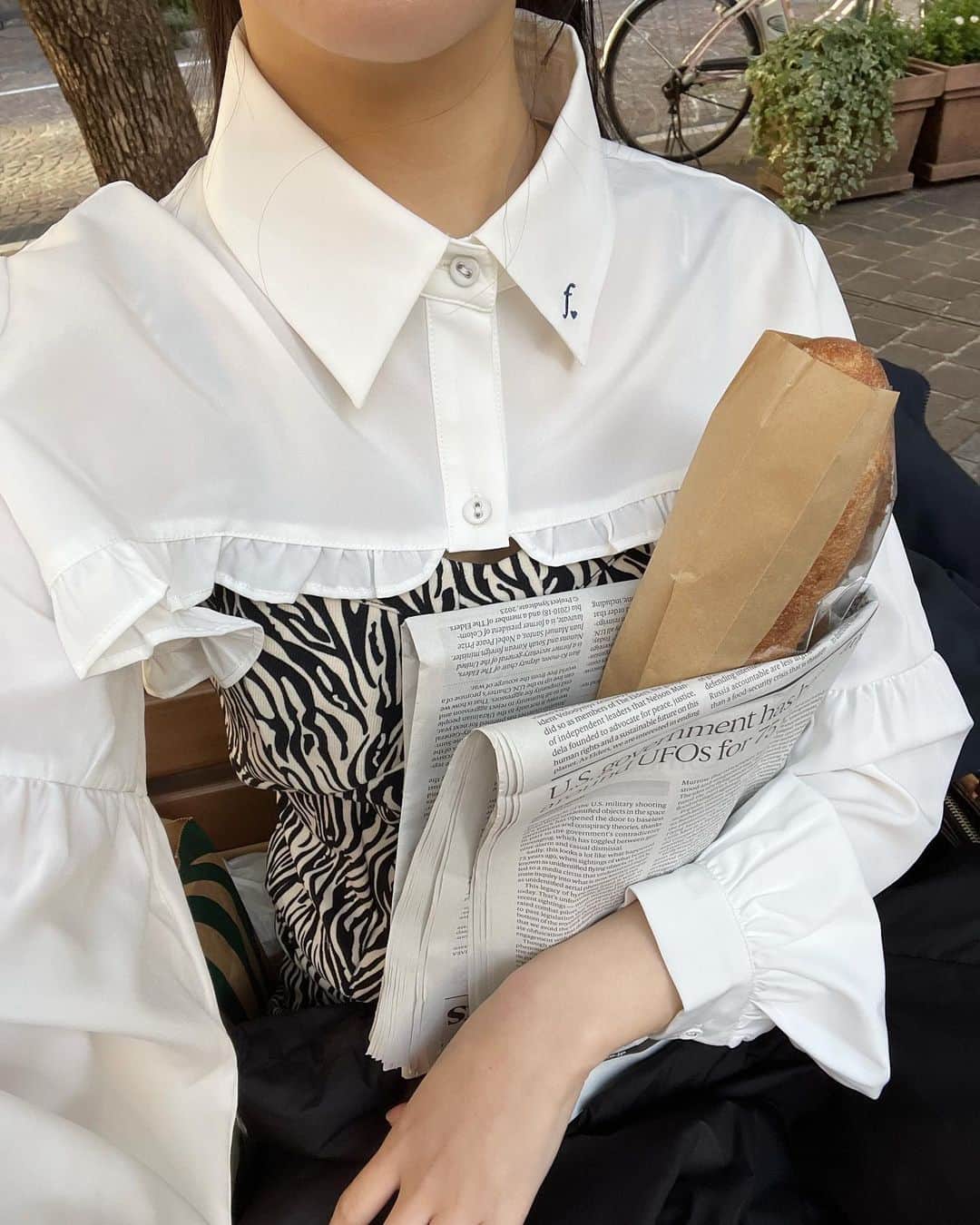 fruncoのインスタグラム：「ㅤㅤㅤㅤㅤㅤㅤㅤㅤㅤㅤㅤㅤ 【HOT ITEM】 クロップドロゴ刺繡フリルブラウス ￥2,999 / WHITEのみ ㅤㅤㅤㅤㅤㅤㅤㅤㅤㅤㅤㅤㅤ トレンド感抜群のショート丈のブラウス♡ ㅤㅤㅤㅤㅤㅤㅤㅤㅤㅤㅤㅤㅤ キャミワンピ、Tシャツ、キャミソール、タートルネックニットなど、 様々なアイテムと相性が良く、季節問わず着ていただけます💖 ㅤㅤㅤㅤㅤㅤㅤㅤㅤㅤㅤㅤㅤ 裾のフリルとネイビー色の刺繍がポイントです🪄✨️ ㅤㅤㅤㅤㅤㅤㅤㅤㅤㅤㅤㅤㅤ - - - - - - - - - - - - - - - - -   アイテムの詳細は商品タグ、または @frunco.official トップのURLよりご覧いただけます！✨️ ㅤㅤㅤㅤㅤㅤㅤㅤㅤㅤㅤㅤㅤ official store 税込¥3,000以上お買い上げで送料が¥220に🌱 さらに！税込¥8,000以上お買い上げで送料無料 📦 ̖́-  - - - - - - - - - - - - - - - - -」
