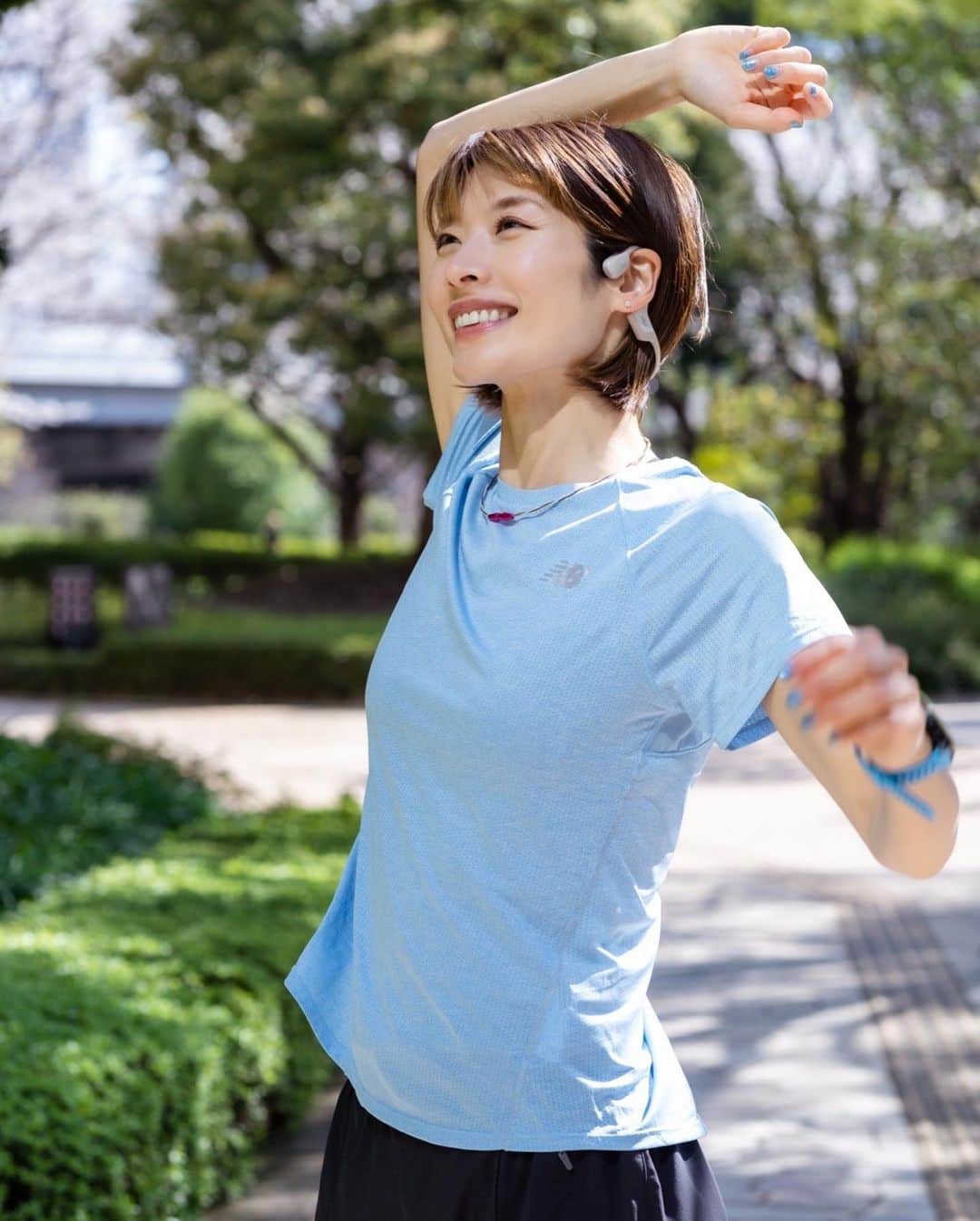 西谷綾子のインスタグラム：「🌸4/4🌸 37歳になりましたーー🥰  いろんなことが起きるなか 楽しいだけでなく 辛く苦しいことも沢山ありますが  1つ1つ乗り越えられるのは 家族はもちろん 応援してくださる皆さんがいるからです🥹🤝  皆さんの言葉に励まされ 勇気と希望をいただき 日々の活力へと変えさせてもらっています✨ 本当にほんとうにありがとうございます！！  これからもアクティブに 色んな事にチャレンジするためにも 栄養ある食事・良質な睡眠を意識して (適度な運動も大事♡) 健康第一に私らしく突き進んでいきます🌸  37歳の私はどんな1年にするんだろうか💡 楽しみだぁあ💎✨  📸 @shirapyonphoto  骨伝導イヤホン @shokzjp   #朝から沢山のメッセージ #ありがとうございます☺︎」
