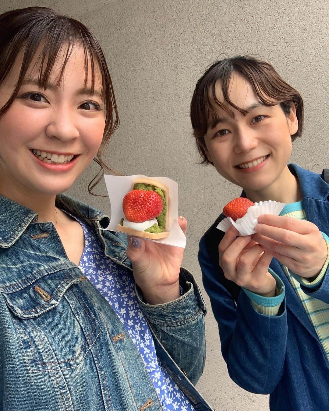 上杉あずさのインスタグラム：「. 私たちは10年ほど前、 『マブ』と言っていた♥️♥️  今までもこれからも『マブ』だね🤘笑  仕事柄、県をまたげなかった『マブ』と3年以上ぶりの再会でした🫶  #太宰府天満宮 #あまおうモナカ #高くても買っちゃう #本気美味しいやつ #マブダチ #ニコイチ #これって死語ですか #当時から死語だった説あり」