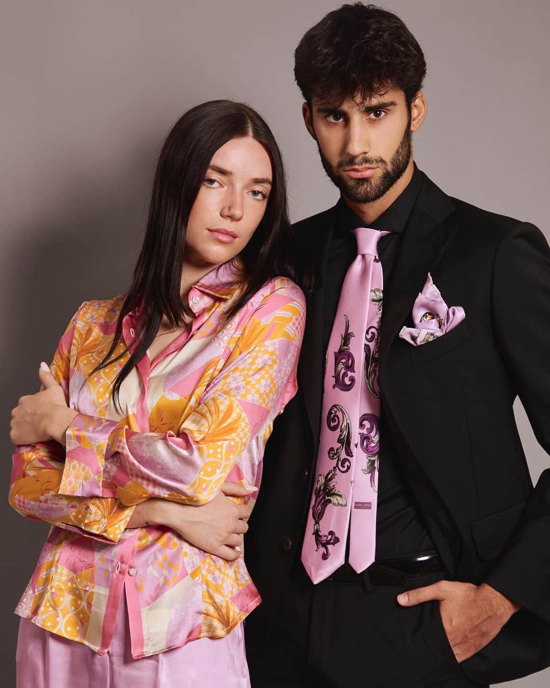 ファビオトーマのインスタグラム：「Abbinamenti di coppia per le cerimonie.   Camicia in seta Z135 Cravatta in seta Q174  Disponibili su fabiotoma.com  Pensato, disegnato e realizzato in Italia.  #silkshirt #cerimonial #cerimonie #outfitcerimonia #silktie #abbinamenti #pink #fashion #madeinrome  #moda #madeinitaly」