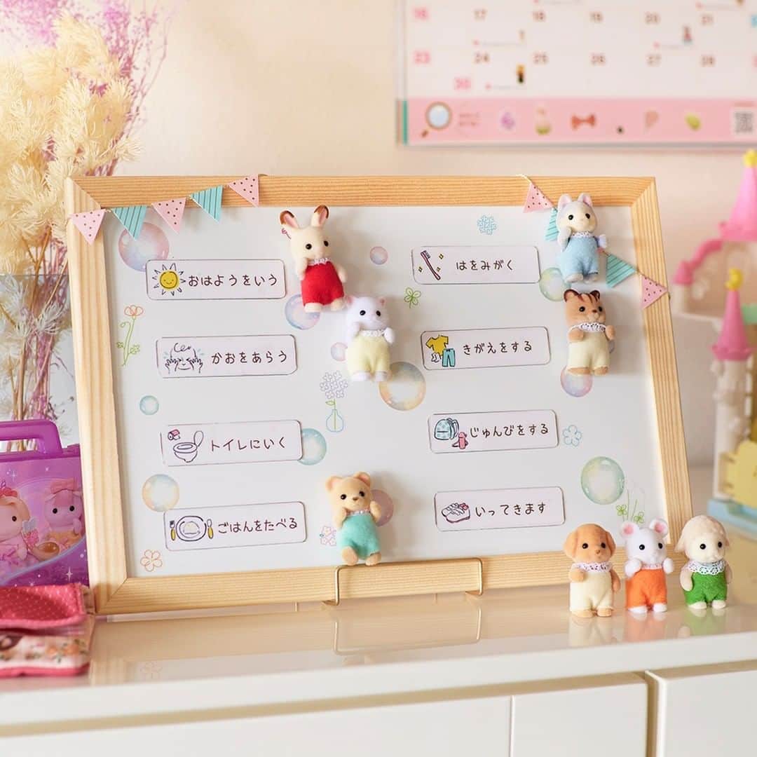 のインスタグラム：「シルバニアファミリーのお人形を使って、おしたくボードを作ってみました🎵  できた「やること」の隣にお人形をぺたん！ マグネットとホワイトボードがあると作りやすいです😊  ボードがどんどんにぎやかになっていくのが、とってもかわいいですよ♪  ぜひ、チャレンジしてみてね✨  #シルバニアファミリー #シルバニア #sylvanianfamilies #calicocritters #sylvanian #ドールハウス #dollhouse #ミニチュア #miniature #かわいい #可愛い #cute #癒し #癒される #kawaii #お仕度ボード #入園 #新一年生 #シルバニア赤ちゃん」