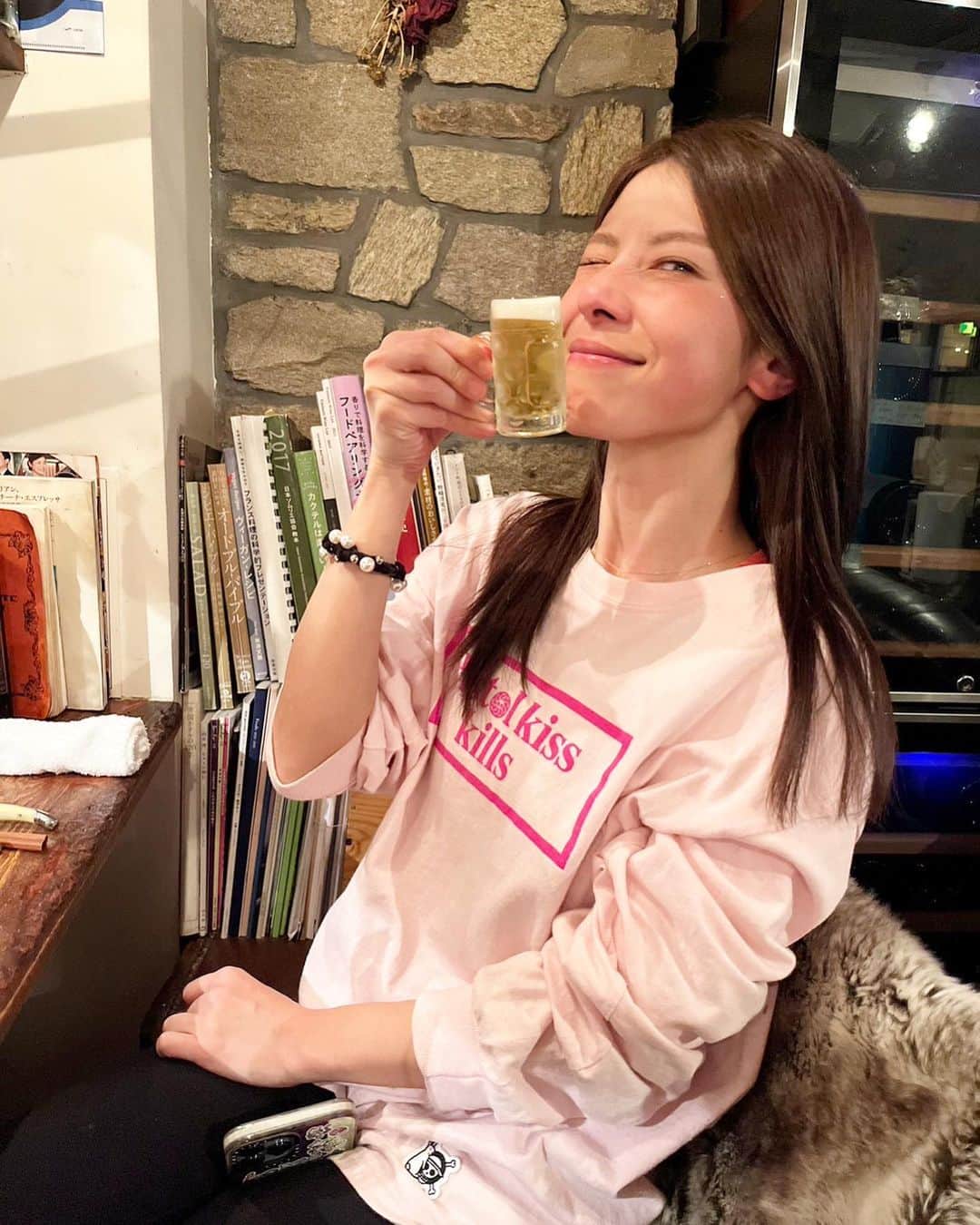 黒澤まさ美のインスタグラム：「⁡ 何かがおかしい🍺🤗 ⁡ #ジョッキの大きさ  ⁡ #beer #beerstagram  #ビール #ビール女子」