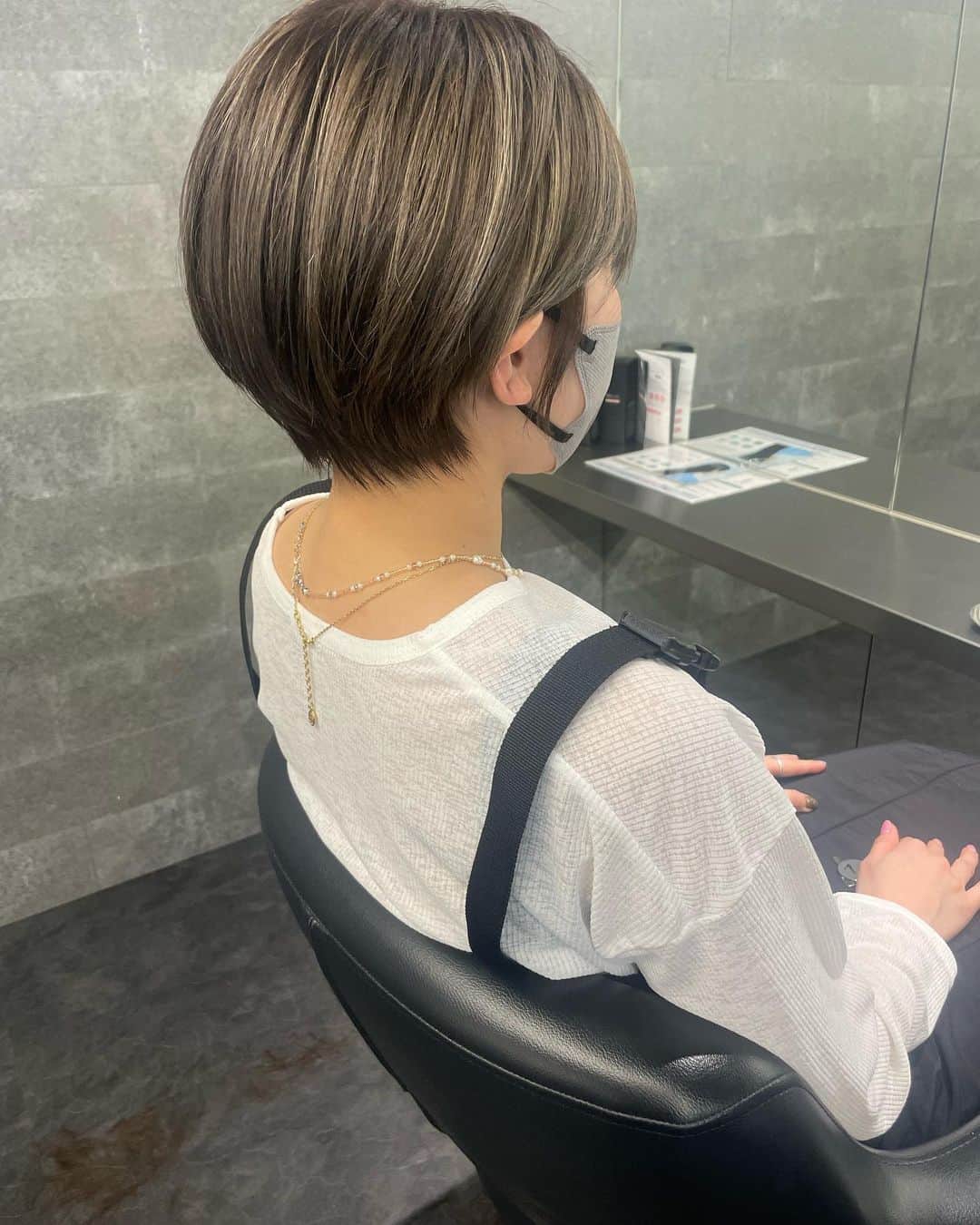 YUMIKOのインスタグラム：「ハイライト入りショート✂︎  耳にかけれるくらい 軽く！ めちゃくちゃ量おおい お客様ですが 柔らかく見えるように おさまりました☺️ ハイライトもいい具合ですっ  #札幌美容師#札幌美容室#ショートヘア #결혼식#헤어#미용실#イルミナカラー#イルミニスト#2023トレンド」