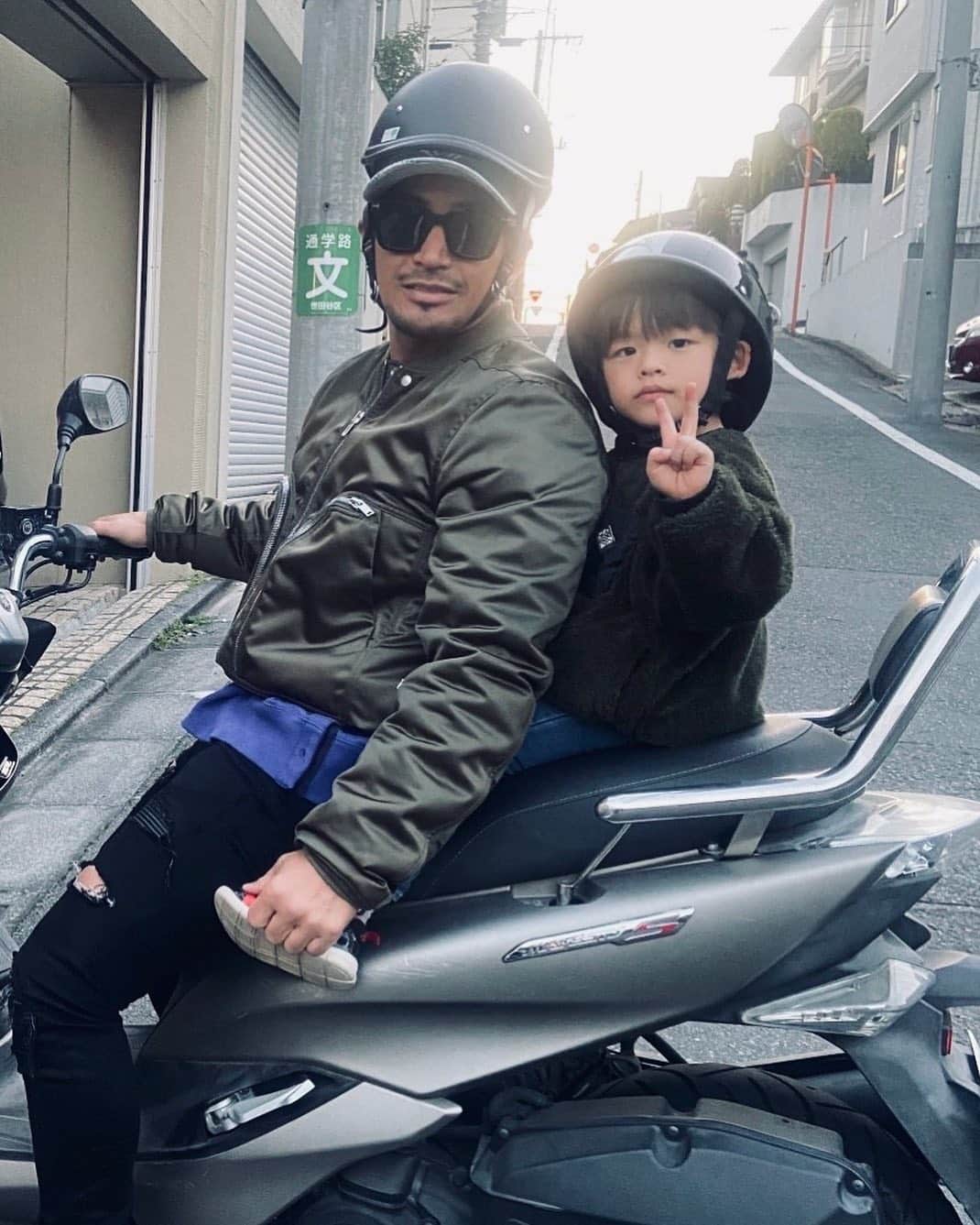 魔裟斗さんのインスタグラム写真 - (魔裟斗Instagram)「自分も子供の頃父親のバイクの後ろ乗るの好きだったな #魔裟斗」4月4日 17時03分 - masato.official