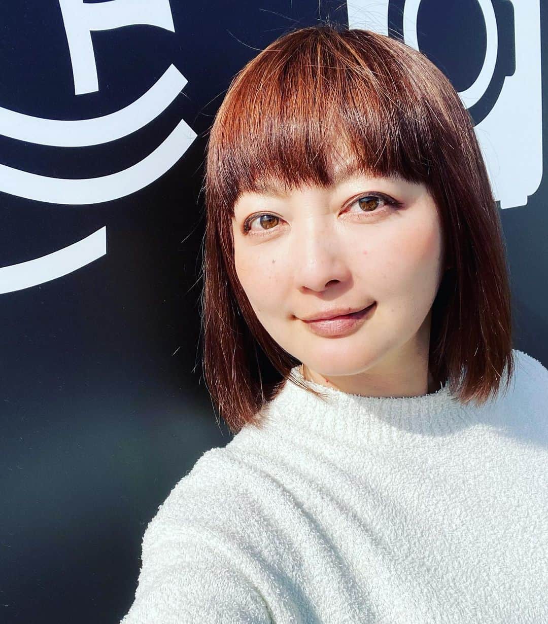 野本かりあのインスタグラム：「拝啓 小室哲哉様。 ここ何ヶ月、同じ髪型同じカラーで過ごさせて頂き、日々楽しい毎日でした。 でも、私、変わります❣️ 歩み出します❣️  #wwww」