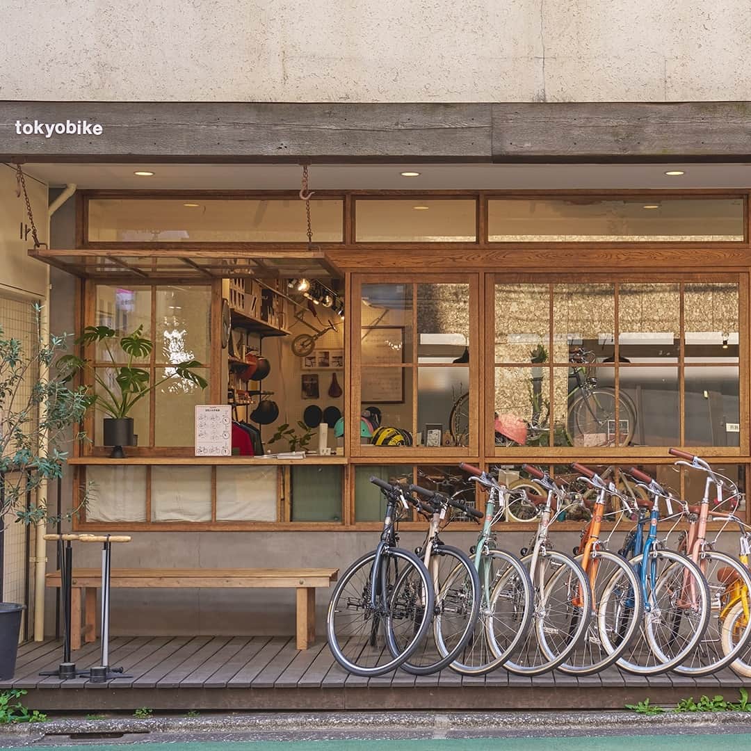 KINTOさんのインスタグラム写真 - (KINTOInstagram)「KINTO Nakameguro Map - Spring Edition - ⁠ ⁠ KINTOの直営店がある東京・中目黒。この地に根づくストアスタッフおすすめのお店をご紹介します。⁠ ---⁠⁠ tokyobike (@tokyobike_shop_jp)⁠ 街乗りを楽しみたい人に向けた自転車ブランド⁠ ⁠ 豊富な自転車のラインナップからお気に入りの一台を見つけることははもちろん、バイクアクセサリーやスニーカーなどライフスタイルグッズの購入も愉しめます。レンタサイクルができるので、自然を感じながらのサイクリングもおすすめです。⁠ ⁠ 詳しくはkinto.co.jpのJOURNALページに掲載中の記事にて。⁠ @kintojapan⁠ ⁠ ---⁠ We introduce you to our favorite places to stop by in Nakameguro, Tokyo, where our KINTO stores are located. ⁠ ⁠ tokyobike (@tokyobike_shop_jp)⁠ ⁠ As you pass through the local shopping street Nakmeguro Ginza, you can find Tokyobike's Nakameguro store. They not only offer a wide selection of bicycles but also bike accessories and lifestyle goods such as sneakers, helping you discover the joy of exploring the city. You can also rent a bike – a great way to feel the seasons.⁠ ⁠ Check out our latest article "KINTO Nakameguro Map - Spring Edition -" on KINTO JOURNAL.⁠ @kintojapan⁠ ⁠ Photo: @helloelmer⁠ .⁠ .⁠ .⁠ #kinto #キントー #kintojournal #tokyobike #nakameguro #tokyo #中目黒」4月4日 17時05分 - kintojapan