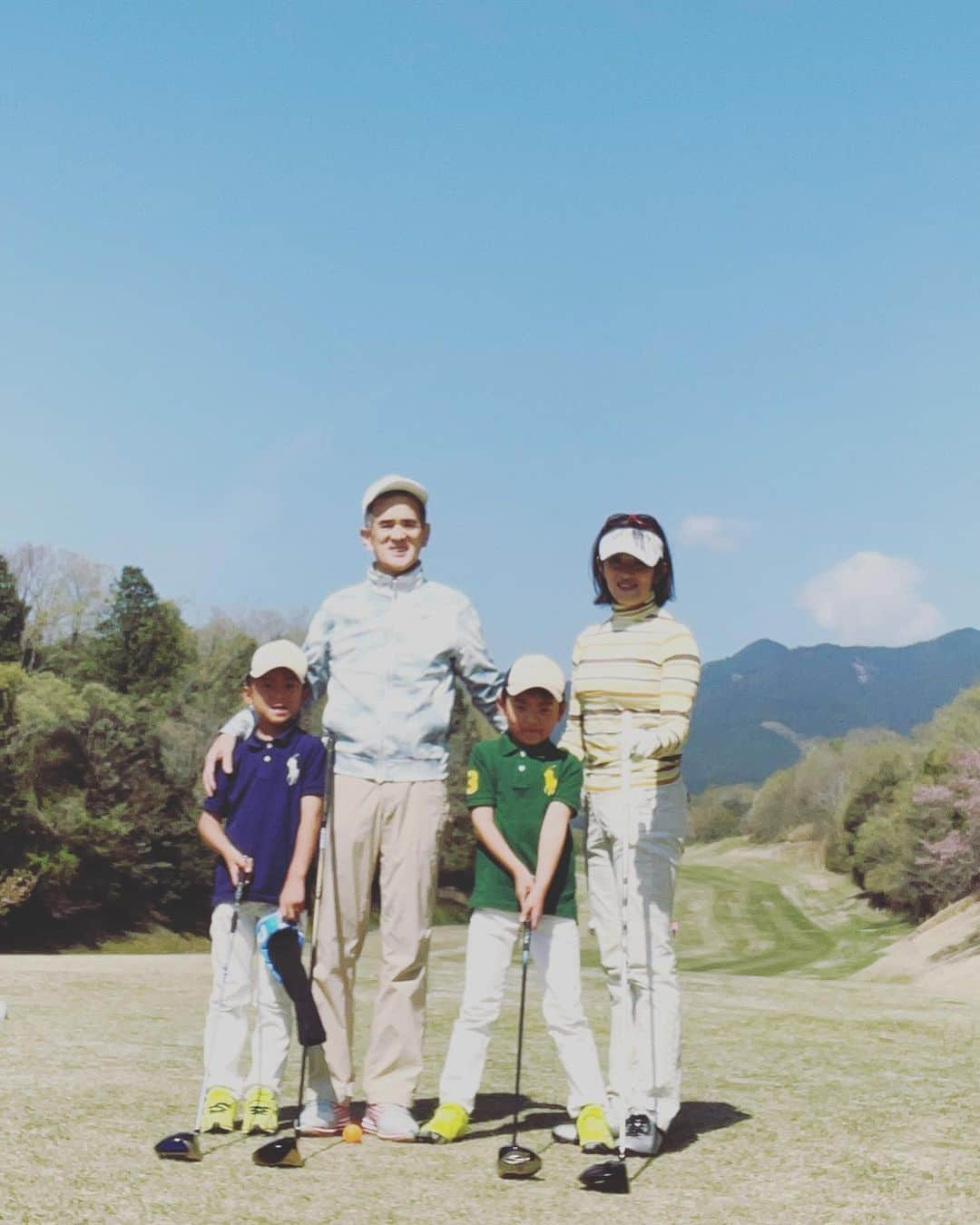 生島早織さんのインスタグラム写真 - (生島早織Instagram)「初の❣️  初の❣️❣️  18ホールプレー⛳️  双子達、カートの力をかりながら無事18ホール回り切りました⛳️  楽しみにしていた⛳️  じーじと私と双子達❣️ 3世代ゴルフ⛳️ 春休みのビッグイベント🎉  する事も言う事も一丁前で常に笑いを提供してくれる双子達❤️  最後までよく頑張りました👏  初め食べるゴルフ場でのランチ🍱  長男は鰻丼を注文😅  次男は・・・  僕は、枝豆とソーセージとご飯🍚  え〜⁉️  単品注文⁉️😅  酒呑みか〜😂  普通のラウンドの倍は疲れましたね😅  じーじが元気でいる事❣️ 双子達が元気に逞しく育ってくれている事‼️  全てに感謝です❣️  長男143ストローク⛳️ 次男163ストローク⛳️  本当によく頑張りました👏👏👏  次は夏休みかな⁉️  また頑張って練習しようね😄  ゴルフ場で解散して、双子達はじーじに頼み込んでバッティングセンターへ行く事になりました⚾️  なんぼ程元気やねん🤣  最後に・・・  双子達の初ラウンドに快くゴルフ場を提供して下さった奈良カントリークラブ様　ありがとうございました😊 毎回ジュニアレッスン会でもお世話になっています。 奈良県ジュニアゴルファーの強い味方💪  ジュニア育成は、ゴルフ場さんの協力が不可欠❣️ この様なゴルフ場が増えると嬉しいなぁ〜🥰  #双子育児 #双子ママ #じーじと双子達 #三世代ゴルフ #初ラウンド #ママはプロゴルファー #奈良カントリークラブ  #ジュニアゴルファー育成 #感謝」4月4日 17時23分 - saori.ikushima