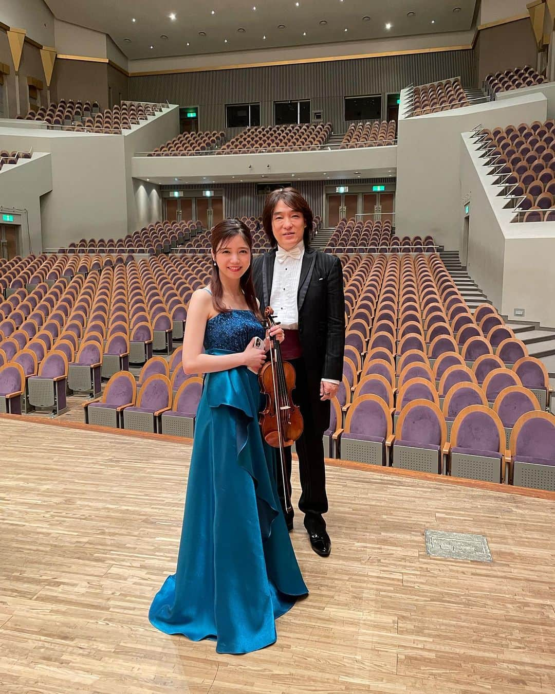 高木凜々子のインスタグラム：「Recording🎻  本日はビバルディ夏の収録でした！  いろんなアプローチで演奏できて 幸せすぎた…  ご一緒してくださった皆様 本当に本当にありがとうございました！！！  終演後飯森範親先生とパシャリ✨ 引き続き頑張ります！！  #violin #music #concert #japan」