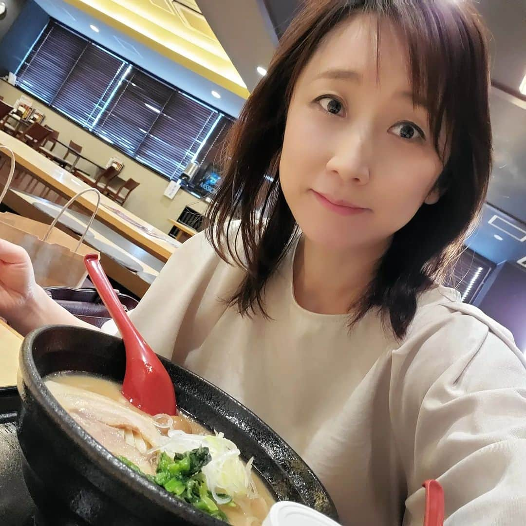 常世晶子さんのインスタグラム写真 - (常世晶子Instagram)「懐かしいお店、スポーツクラブの上にあるレストラン🍴昔しょっちゅう来ていたところなの。とんこつラーメンを頼みました🍜  メニューを見たところ「サめし」設定なので、濃厚で塩分強め。買い物に来ただけなので、汗をかいていないけれど😆  #何年ぶりかな #懐かしいお店 #思い出がいっぱい  #息子と一緒 #春休み #🌸  #とんこつラーメン #🐷 #🍜」4月4日 17時16分 - tokoyo_shoko