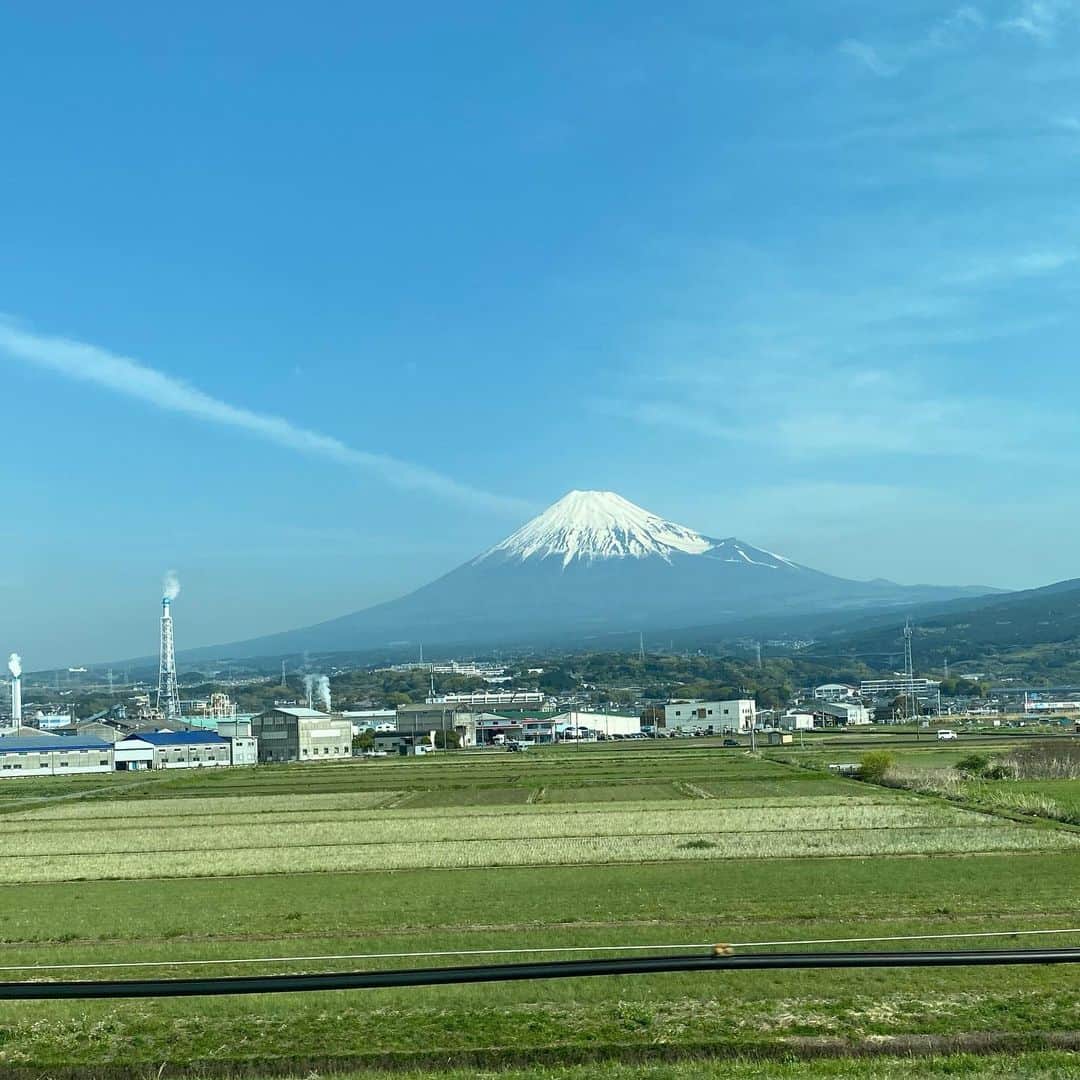 アキラ100%のインスタグラム：「本日は大阪でした。詳細はまた後日。 行き＆帰りの富士山です🗻」
