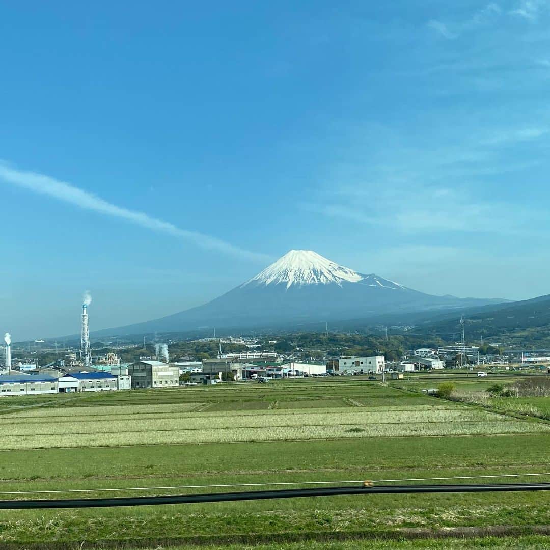 のインスタグラム：「本日は大阪でした。詳細はまた後日。 行き＆帰りの富士山です🗻」