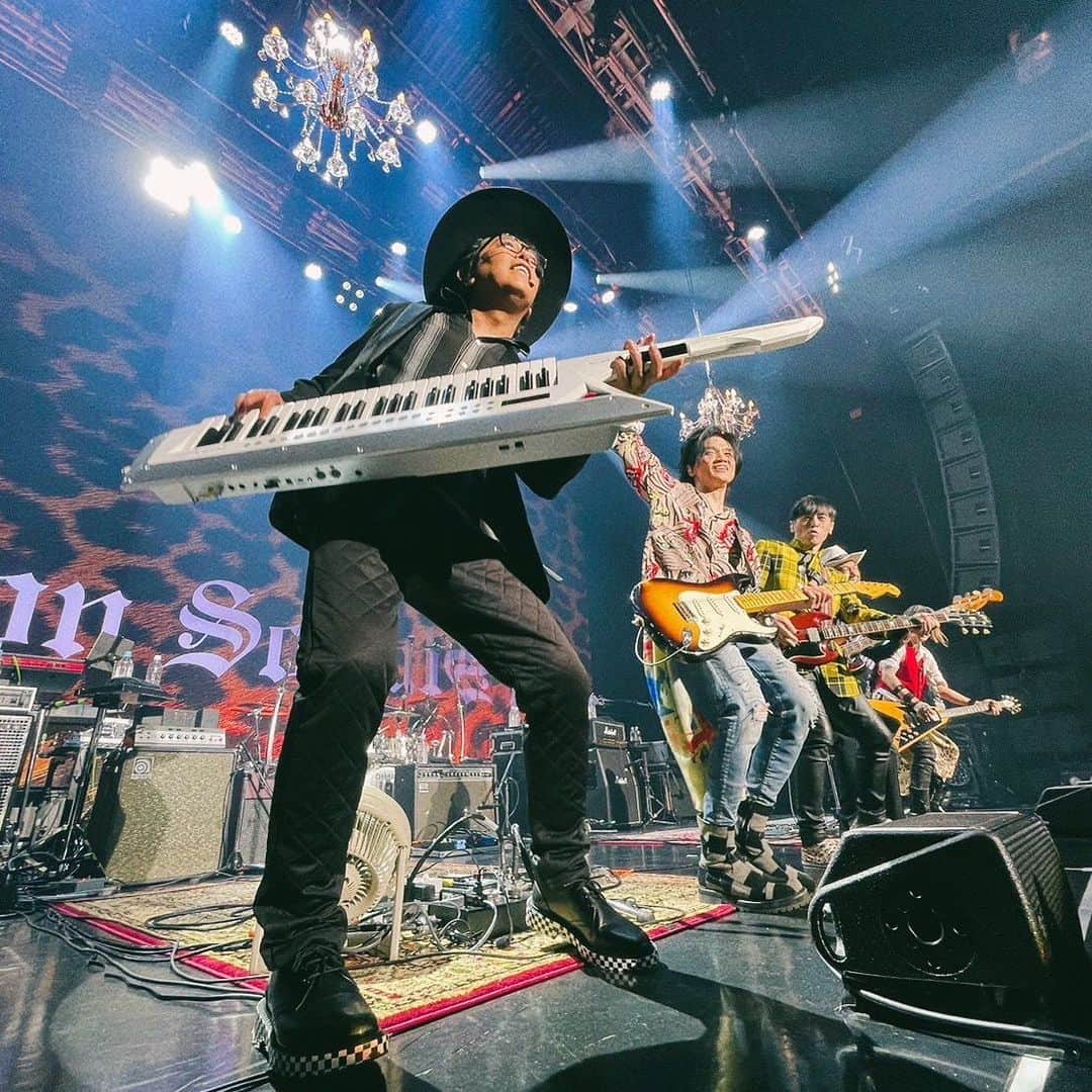 のインスタグラム：「なまらROCK!  「TokyoRecords Presents RockonSocialClub SecretParty」zepp札幌ありがとうございました ㊗️成田商事札幌支社設立㊗️ 『中年も大志を抱け』一歩でも上を目指し、まだまだ努力を続けていきたいと思います  北海道には呼人さん、健一と前日入りさせてもらったんですが、こぼれいくらにロックオンされてしまいました 北海道最高🤘 7月に男闘呼組でまた行けるのが今から楽しみです  全くもってSecretじゃなくなったSecretPartyツアー、なんと最終⽇となる4⽉8⽇（⼟）Zepp Haneda公演は配信までしちゃうそうですよ！ FANYオンラインチケットhttps://online-ticket.yoshimoto.co.jp/にて販売中です 会場で、ご自宅で、こっそり会社で、皆んなパーティしない？？  #しょっちゅうぶん殴り合いだよ #30年ぶりに #言ってみました #恥ずい」