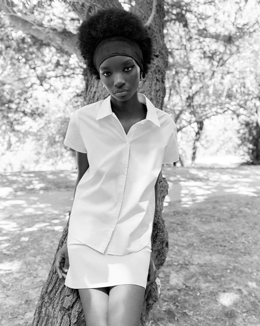 アーペーセーのインスタグラム：「Introducing the Marina short-sleeve shirt, available in pale yellow, white, tobacco, and black.   Discover our latest S/S23 womenswear arrivals in stores and at apc.fr  Creative direction & Styling: @suzannekoller Photography: @samrocksamrock  #APCParis #APCSS23」