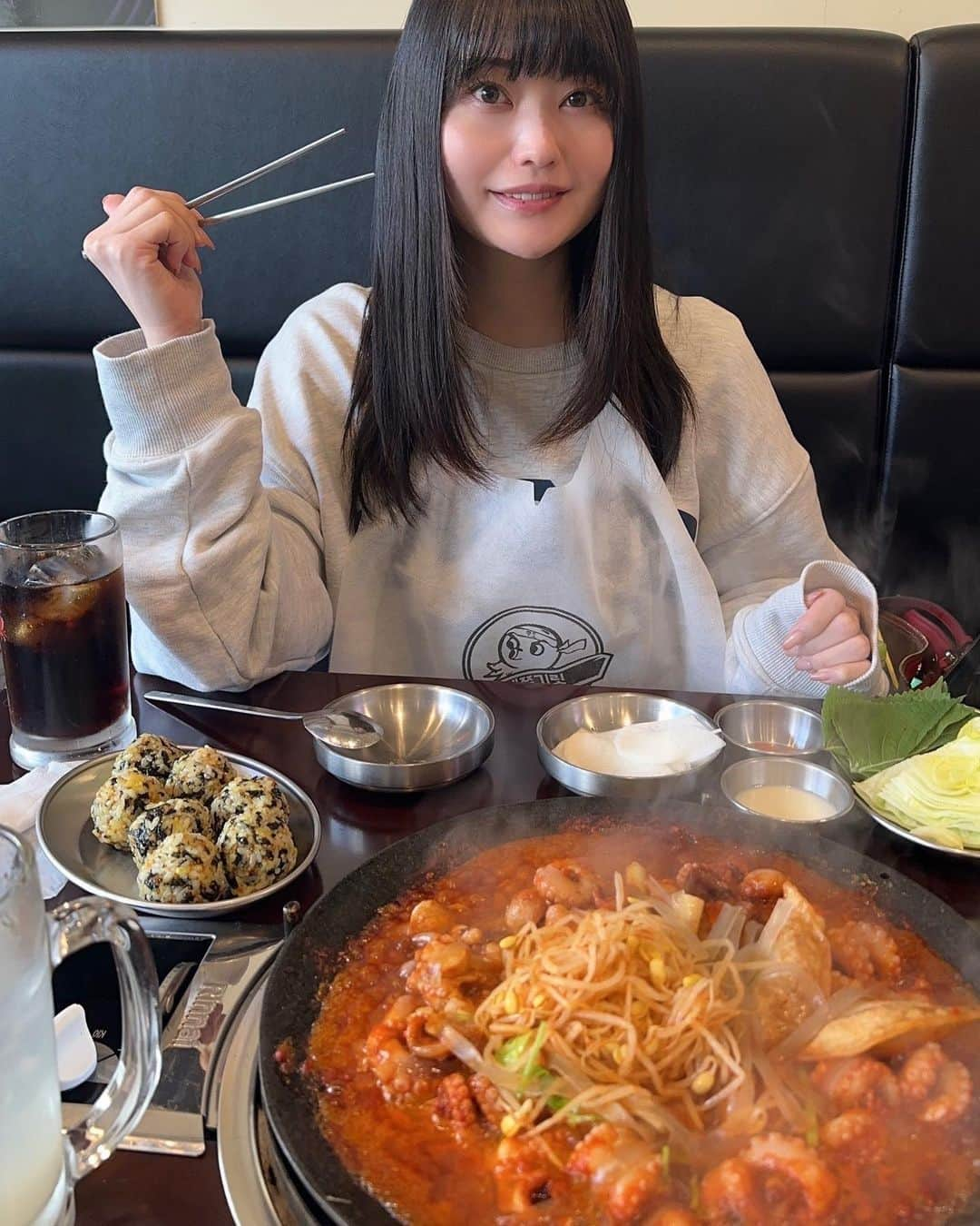 冨手麻妙のインスタグラム：「韓国旅行でどハマりしたチュクミ食べに新宿のチュクミドサへ🐙💖  一緒に韓国行った友と思い出に浸る会🇰🇷✈️🐙  相変わらず美味しすぎた😭  けど韓国の時は常に食べまくりで胃のサイズがバグってたみたいで、  今回はそんなたくさん食べれなかったな😭🐷  チュクミ本当に最高🐙🐙🐙💖  #チュクミ #チュクミドサ #チュクミドサ新宿本店 #新大久保グルメ #新宿グルメ #新大久保 #韓国グルメ #쭈꾸미도사 #쭈꾸미 #먹방」