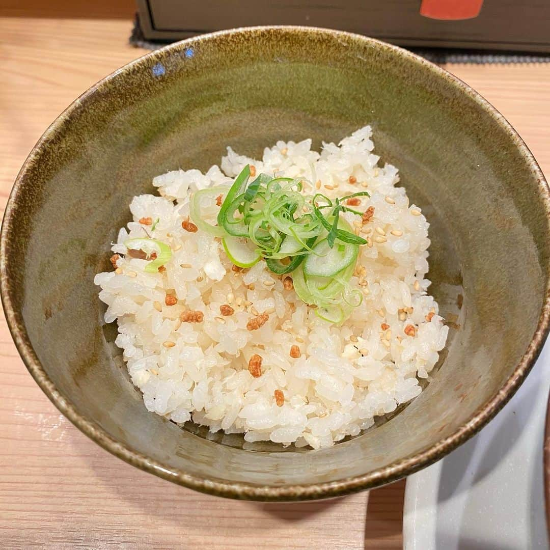 山岸楓さんのインスタグラム写真 - (山岸楓Instagram)「＼ #ラーメングラドル ／  @鯛塩そば 灯花  お得セット💰1100円  とっても綺麗に並べられてる麺 鯛の塩そば お上品な味でしたよ～🐟 鯛ごはんもセットのやつなんだけど  汁を入れるとまたこりゃ チートです🥰  #ラーメン女子 #ラーメンインスタグラマー #ラーメン巡り #ラーメン女子部 #ラーメン好きな人と繋がりたい  #ラーメン大好き #ラーメン倶楽部  #ラーメングラム #ラーメン活動」4月4日 17時31分 - 01nkae_____eden07