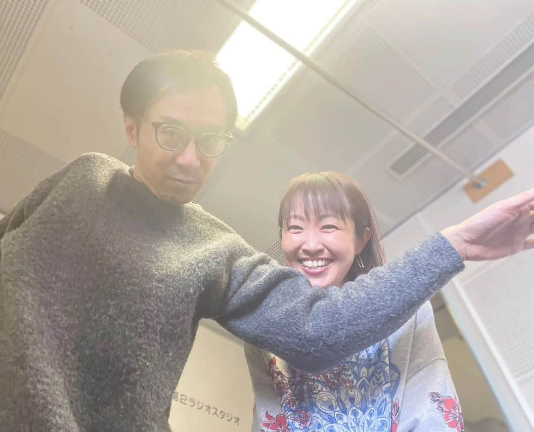 伊勢みずほさんのインスタグラム写真 - (伊勢みずほInstagram)「近藤さんの提案で下からのアングルで写真撮りましょうってなって、きゃー、下から撮ったら二重顎になるーって私が騒いだら、それを隠してくれた優しい？近藤さんの図。。。。謎😑  今日もリスナーの皆さん！ありがとうございました✨新年度がスタートしてごきげんアワーは17年目に突入です！  皆様のおかげです😭本当に本当にありがとうございます。  これからも皆様とともにごきげんな番組作りができるように精一杯頑張ります！  【挨拶は排泄より大切】🤣 私の中で今日のメール大賞でした🤣 詳しくはラジコのタイムフリーをお聴きください。  #近藤丈靖の独占ごきげんアワー #ごきげんアワー　#近藤丈靖　#アナウンサー　#伊勢みずほ　#フリーアナウンサー　#二重顎　#アングル　#📷　#ありがとうございました✨　#挨拶　#排泄　#大切　#🤣　#ラップ　#ラッパーなの？　#ラッパー　#bsn #新潟　#新潟県　#新潟放送　#タイムフリー　#新年度　#よろしくお願いいたします💖」4月4日 17時32分 - isemizuhoo