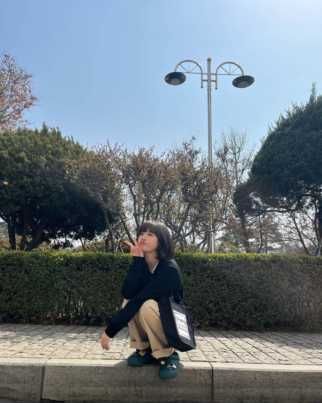 シン・ゴウンのインスタグラム：「촬영내내 들고다닌 #오키백 대본도 쏙들어가고  아주 겸탱이 😍    오키백은오키도키  다시가고싶은와이키키 내멘탈처럼부서지는쿠키 샤이니만능열쇠키   @okhee.official  #okhee #오키백 #옥희백」