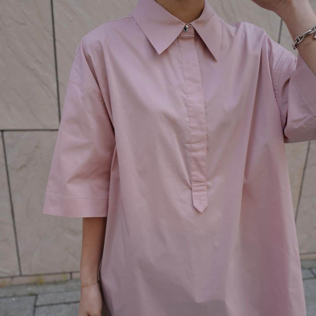 正中雅子さんのインスタグラム写真 - (正中雅子Instagram)「pink over shirt🌸🌸🌸  前も好きだけど、サイド気味にタック入れたのでこのくらいの角度のフォルムがお気に入り♡  ハーフスリーブのオーバーシャツは 前の襟もやや大きめに作って、1番上はシルバーボタンにしたり 1枚でサクっと着たり スカートやパンツにも合わせやすいように仕上げました☺︎  ややシルキーな素材感が大人な印象🫰🏻  この日は、ミニワンピ風に☺︎  4.6 thu 12:00 in stock!!  #MACHATT #masaco服」4月4日 17時28分 - masacoshonaka
