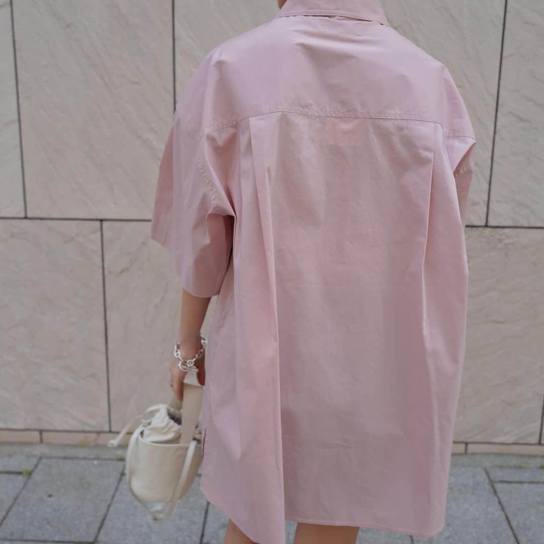 正中雅子さんのインスタグラム写真 - (正中雅子Instagram)「pink over shirt🌸🌸🌸  前も好きだけど、サイド気味にタック入れたのでこのくらいの角度のフォルムがお気に入り♡  ハーフスリーブのオーバーシャツは 前の襟もやや大きめに作って、1番上はシルバーボタンにしたり 1枚でサクっと着たり スカートやパンツにも合わせやすいように仕上げました☺︎  ややシルキーな素材感が大人な印象🫰🏻  この日は、ミニワンピ風に☺︎  4.6 thu 12:00 in stock!!  #MACHATT #masaco服」4月4日 17時28分 - masacoshonaka