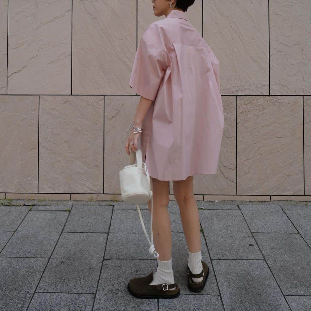 正中雅子のインスタグラム：「pink over shirt🌸🌸🌸  前も好きだけど、サイド気味にタック入れたのでこのくらいの角度のフォルムがお気に入り♡  ハーフスリーブのオーバーシャツは 前の襟もやや大きめに作って、1番上はシルバーボタンにしたり 1枚でサクっと着たり スカートやパンツにも合わせやすいように仕上げました☺︎  ややシルキーな素材感が大人な印象🫰🏻  この日は、ミニワンピ風に☺︎  4.6 thu 12:00 in stock!!  #MACHATT #masaco服」