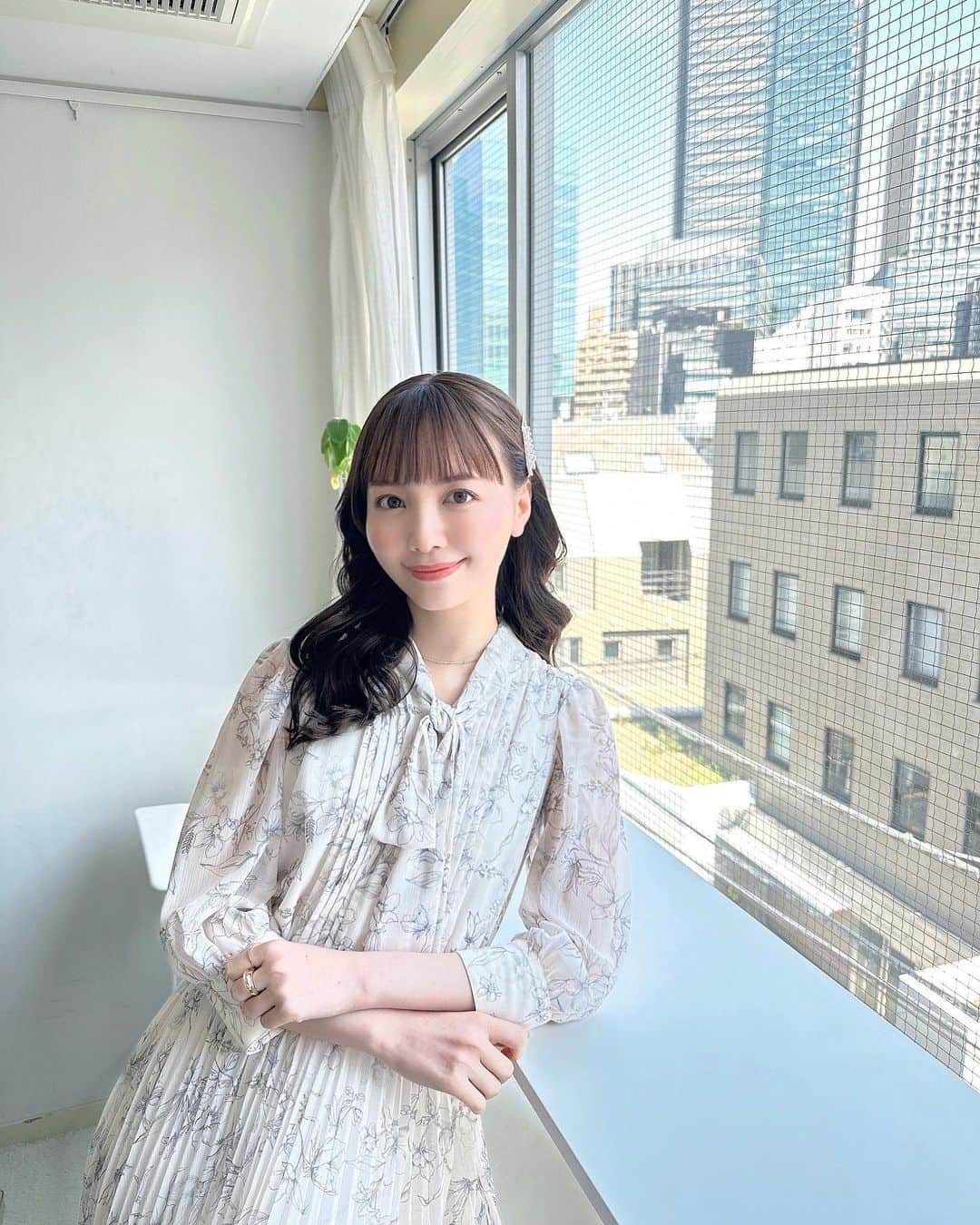 山根千佳のインスタグラム：「. . この度、音声配信サービス 「Artistspoken」にて アーティストの仲間入りをして ラジオ配信を始めさせて頂きます🌷🌷  これまで話さなかったプライベートな事。 大相撲の超マニアックな情報などなど…。 ここでしか聞けないトークをしていきます🫠  初回の配信は芸能生活10周年の 本日18時からです！！  Instagramで沢山質問を頂いていた 実家の愛犬の名前も初公開しています🐶笑  声のお仕事は大好きなので、 皆さんが癒されるな〜ほっこりするな〜と 思って頂けるラジオ配信を目指して 頑張っていきますのでよろしくお願いします🌿 . . #artistspoken #ラジオ #ラジオ番組  #ラジオパーソナリティー #ラジオ出演  #ラジオのある暮らし #山根千佳 #ミディアム #ミディアムヘア #黒髪  #ヘアアクセサリー #パールアクセサリー」