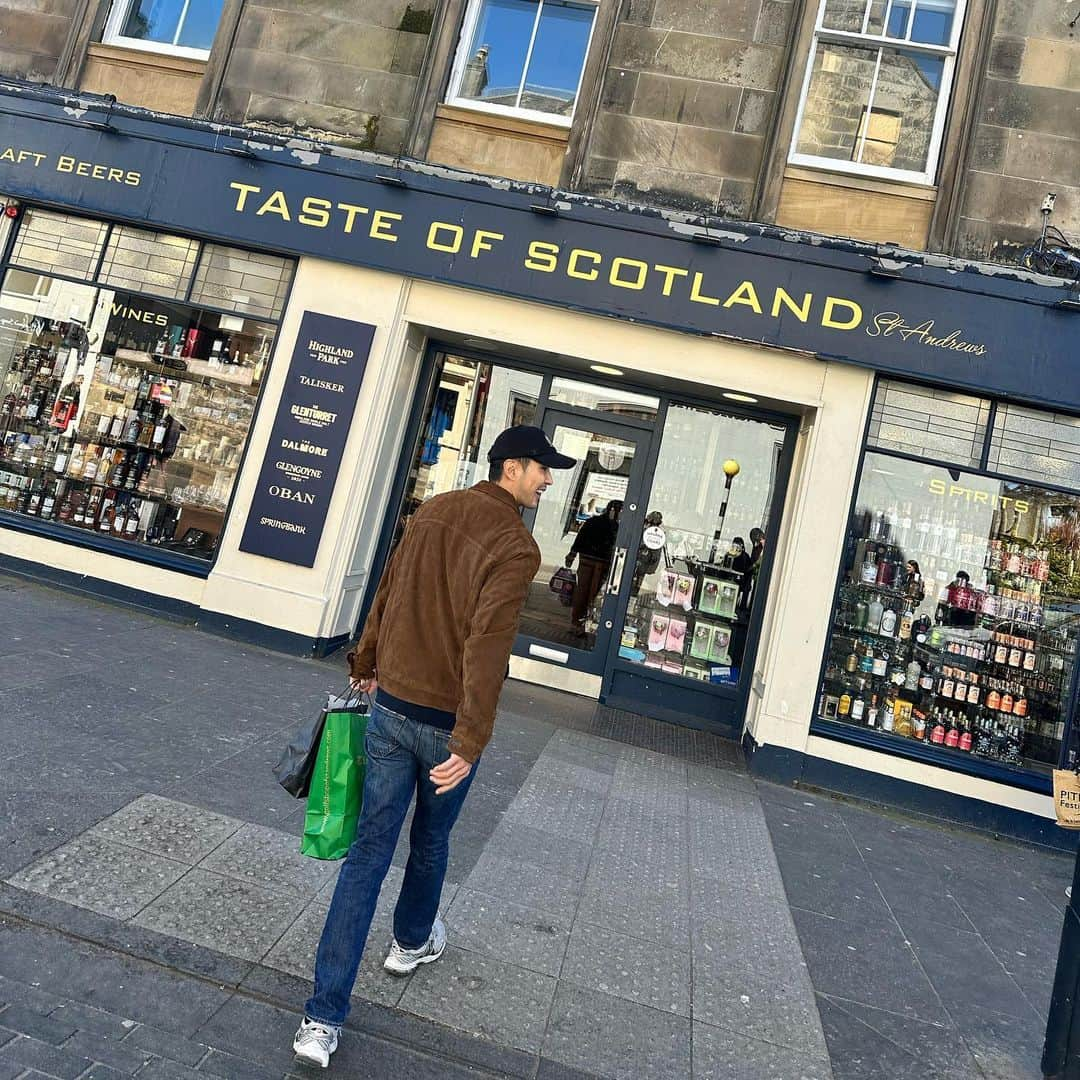 キム・ジソクのインスタグラム：「. . .Scotland, home of golf⛳️ . .뭐랄까, 초보운전이 아우토반 달린 느낌🤔」