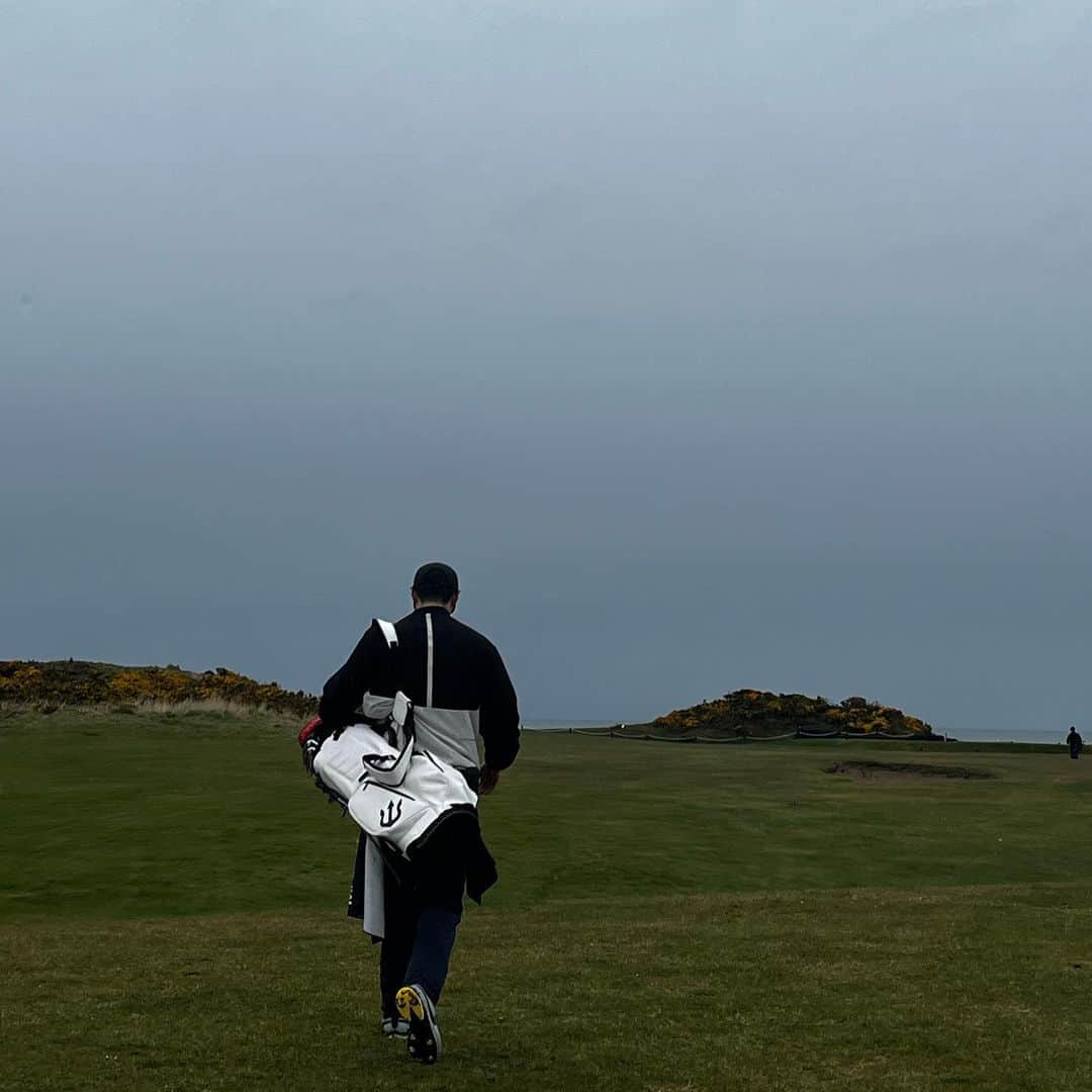 キム・ジソクさんのインスタグラム写真 - (キム・ジソクInstagram)「. . .Scotland, home of golf⛳️ . .뭐랄까, 초보운전이 아우토반 달린 느낌🤔」4月4日 17時31分 - kimjiseok16