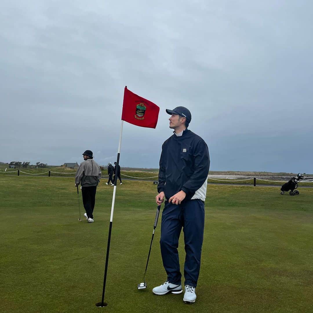 キム・ジソクさんのインスタグラム写真 - (キム・ジソクInstagram)「. . .Scotland, home of golf⛳️ . .뭐랄까, 초보운전이 아우토반 달린 느낌🤔」4月4日 17時31分 - kimjiseok16