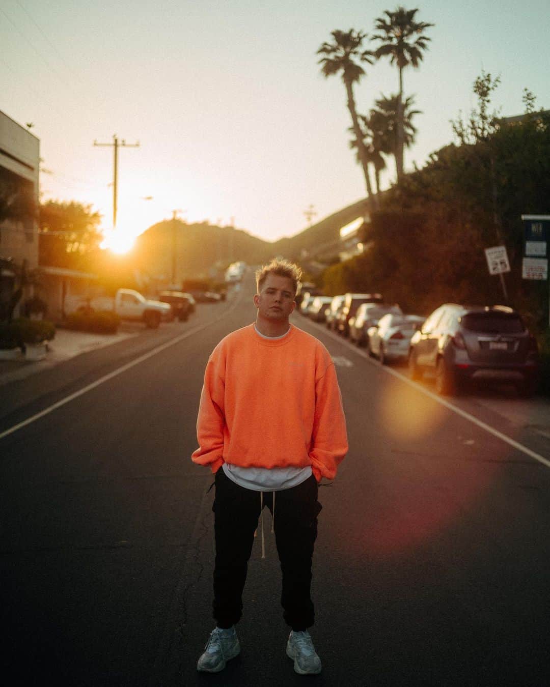Kayefのインスタグラム：「Wieder zurück aus Amerika, es war eine verrückte Reise! Danke, dass ich sowas erleben darf und meinen Job nennen kann! 🇺🇸❤️ Danke auch für das tolle Feedback zur neuen Single, wer das Album noch nicht vorbestellt hat sollte das fix machen :) Ich setze mich jetzt ran und schraube die Songs zu Ende die auf die Platte kommen und freue mich riesig auf das Releasekonzert am 07.07. mit euch zusammen 🙌🏻 #teamkayef #gdgb #nichtdeintyp」