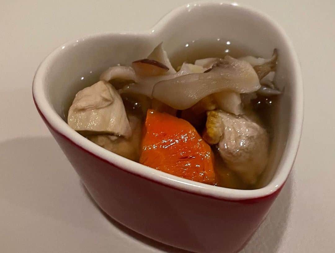 小林未来さんのインスタグラム写真 - (小林未来Instagram)「大阪梅田にある漢方薬局で取り扱っている、漢方スープの素『健脾益気湯』をお取り寄せしてみました。 食欲がなかったり食後にもたつくことがあり、体を温めて巡りに働きかける和漢食材を合わせており、冷え対策や食べ過ぎた次の日にもお勧めのこちらをチョイス。 本場中国の中医師監修の下、薬剤師がひとつひとつ手作りしたスープで、身体のバランスを整えてくれます。  《成分》 ナツメ　ショウガ　レンニク　ホクシャジン　柑橘皮　サンヤク　サンザシ　  《漢方スープおすすめの作り方》 〇おすすめの具材：鶏肉　大根　白菜　しいたけ　じゃがいも　にんじんなど １.鍋に水１ℓと漢方スープの素を１袋入れます。 2.水が沸騰したらお好みの具材を入れ、３０分ほど煮込みます。 3．具材が柔らかくなったら、塩コショウで味付けをして漢方スープの完成！  私は鶏肉、ニンジン、舞茸、じゃがいもを入れました！簡単に作れて身体がポカポカあたあたまる美味しい漢方スープ。末端の冷えや、食べ過ぎ飲み過ぎが気になる私にぴったりです。お家に常備しておくと安心です。ぜひ試してみてください。 　 PR @isshindo_0523 #東洋一心堂鍼灸院 #体質別漢方茶 #東洋一心堂 #漢方スープ #東洋一心堂漢方薬局 #漢方入浴剤 #漢方茶 #オンライン漢方」4月4日 17時41分 - mirai.kobayashi