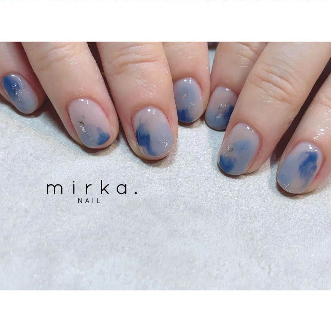 mirka. NAIL(ミルカネイル)のインスタグラム：「⁡ ⁡ ⁡ blue ⠜ ⁡ ⁡ ⁡ ………………………………………………………… ⁡ ご予約、お問い合わせは LINE ID⇒ @mirka.nail (@含む)まで。 ⁡ ご新規様はハイライトの「ご案内」と「ご予約方法」を必ずお読みいただいてからご予約くださいますようお願いいたします。 空き状況や詳細はLINEの投稿からご確認ください。 ⁡ ⁡ ⁡ ⁡ #mirkanail#nails#nail#nailart#naildesign #ショートネイル#ネイルアート#ネイルデザイン#ネイル#大人ネイル#シンプルネイル#オフィスネイル#ニュアンスネイル#ナチュラルネイル#カジュアルネイル#ショートネイルデザイン#美甲#春ネイル#春ネイル2023 #プライベートサロン#プライベートネイルサロン#東京ネイルサロン#東京ネイル#江東区ネイルサロン#森下#清澄白河 ⁡」