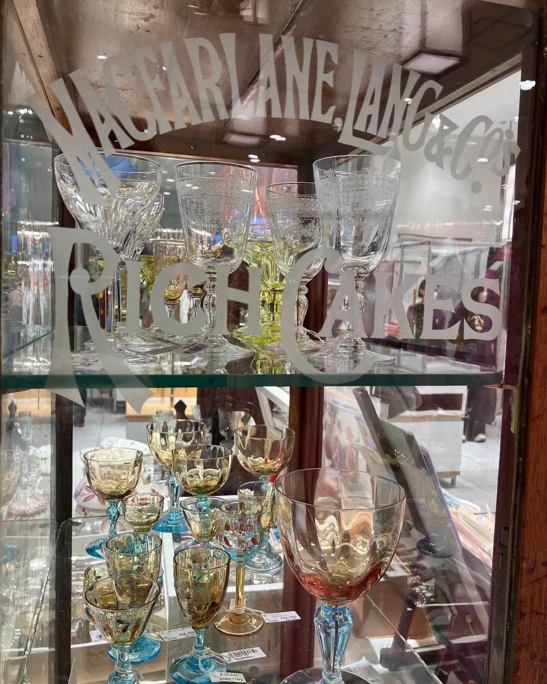 ISETAN PARK netさんのインスタグラム写真 - (ISETAN PARK netInstagram)「南仏ヴァカンスを感じる＜ハウス オブ ロータス＞春夏コレクション✨「新宿0丁目商店街」とのコラボも必見❣    桐島かれんさんがクリエイティブディレクターを務める＜HOUSE OF LOTUS/ハウス オブ ロータス＞。 今回のポップアップストアは、ヴァカンスを待ち焦がれるパリジェンヌたちの都会的でエレガントな装いから、ニースやサントロペなどの海辺の街でのヴァカンススタイルまでをイメージしたラインナップ。   本館1階 イセタンリーフでは、トリコロールカラーを基調としたTシャツやワンピースなどの伊勢丹新宿店先行販売アイテムが登場。また、こだわりの店主たちが集う「新宿0丁目商店街」のヴィンテージディーラーたちがセレクトしたヴィンテージアイテムもご紹介しています。  本館4階 ハウス オブ ロータスでは“パッサージュ”をテーマに2023年春夏コレクションをご紹介中です。  フランスを旅しているような心躍る気分を感じられるコラボレーションをご堪能ください。     「新宿0丁目商店街」出展ブランド  ＜ANONYME＞＜BROWN ANTIQUES＞＜COVIN＞  ＜JOGLAR＞＜Petit Musée＞＜裏庭＞＜粋気者＞     ＜ハウス オブ ロータス＞ポップアップストア 「C’est joli! Paris－French Riviera」  ■開催中～4月11日(火)  ■本館1階 雑貨/イセタンリーフ ■本館4階 ハウス オブ ロータス    📷  写真1～6枚目：本館1階 雑貨/イセタンリーフ  写真7～9枚目：本館4階 ハウス オブ ロータス    イベント情報は @isetan_shinjuku ストーリー「POP UP」またはこちら▼  https://www.mistore.jp/shopping/feature/women_f2/houseoflotus_w.html   商品のお問い合わせ▼  三越伊勢丹オンラインストア  https://www.mistore.jp/shopping/brand/women_b/026783.html    @houseoflotus_official  @houseoflotuskaren  @0_chome_mitsukoshiisetan  @isetanseed_isetanleaf_shinjuku    #houseoflotus #ハウスオブロータス #ハウスオブロータス伊勢丹新宿店 #桐島かれん  #伊勢丹新宿店先行販売 #フォトTシャツ #コラボTシャツ #パリ蚤の市 #新宿0丁目商店街 #新宿0丁目商店街三越伊勢丹 #一田憲子 #ヴィンテージ #ヴィンテージアイテム #ヴィンテージ雑貨 #vintage #vintagegoods #アンティーク#アンティーク雑貨  #popupstore #百貨店ポップアップ #ポップアップイベント #期間限定ストア #期間限定イベント  #isetan #isetanshinjuku #イセタン #伊勢丹 #伊勢丹新宿 #伊勢丹新宿店 #三越伊勢丹オンラインストア    🔖 THE STORIES  共感から生まれるコラボレーション～collaboration～  https://www.mistore.jp/shopping/feature/shops_f3/thestories_sp」4月5日 19時00分 - isetan_shinjuku