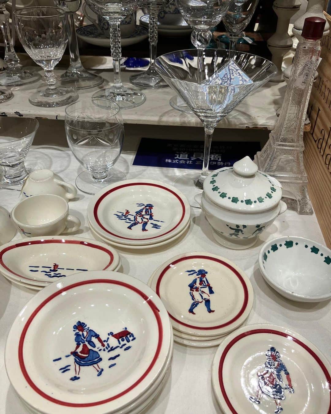 ISETAN PARK netさんのインスタグラム写真 - (ISETAN PARK netInstagram)「南仏ヴァカンスを感じる＜ハウス オブ ロータス＞春夏コレクション✨「新宿0丁目商店街」とのコラボも必見❣    桐島かれんさんがクリエイティブディレクターを務める＜HOUSE OF LOTUS/ハウス オブ ロータス＞。 今回のポップアップストアは、ヴァカンスを待ち焦がれるパリジェンヌたちの都会的でエレガントな装いから、ニースやサントロペなどの海辺の街でのヴァカンススタイルまでをイメージしたラインナップ。   本館1階 イセタンリーフでは、トリコロールカラーを基調としたTシャツやワンピースなどの伊勢丹新宿店先行販売アイテムが登場。また、こだわりの店主たちが集う「新宿0丁目商店街」のヴィンテージディーラーたちがセレクトしたヴィンテージアイテムもご紹介しています。  本館4階 ハウス オブ ロータスでは“パッサージュ”をテーマに2023年春夏コレクションをご紹介中です。  フランスを旅しているような心躍る気分を感じられるコラボレーションをご堪能ください。     「新宿0丁目商店街」出展ブランド  ＜ANONYME＞＜BROWN ANTIQUES＞＜COVIN＞  ＜JOGLAR＞＜Petit Musée＞＜裏庭＞＜粋気者＞     ＜ハウス オブ ロータス＞ポップアップストア 「C’est joli! Paris－French Riviera」  ■開催中～4月11日(火)  ■本館1階 雑貨/イセタンリーフ ■本館4階 ハウス オブ ロータス    📷  写真1～6枚目：本館1階 雑貨/イセタンリーフ  写真7～9枚目：本館4階 ハウス オブ ロータス    イベント情報は @isetan_shinjuku ストーリー「POP UP」またはこちら▼  https://www.mistore.jp/shopping/feature/women_f2/houseoflotus_w.html   商品のお問い合わせ▼  三越伊勢丹オンラインストア  https://www.mistore.jp/shopping/brand/women_b/026783.html    @houseoflotus_official  @houseoflotuskaren  @0_chome_mitsukoshiisetan  @isetanseed_isetanleaf_shinjuku    #houseoflotus #ハウスオブロータス #ハウスオブロータス伊勢丹新宿店 #桐島かれん  #伊勢丹新宿店先行販売 #フォトTシャツ #コラボTシャツ #パリ蚤の市 #新宿0丁目商店街 #新宿0丁目商店街三越伊勢丹 #一田憲子 #ヴィンテージ #ヴィンテージアイテム #ヴィンテージ雑貨 #vintage #vintagegoods #アンティーク#アンティーク雑貨  #popupstore #百貨店ポップアップ #ポップアップイベント #期間限定ストア #期間限定イベント  #isetan #isetanshinjuku #イセタン #伊勢丹 #伊勢丹新宿 #伊勢丹新宿店 #三越伊勢丹オンラインストア    🔖 THE STORIES  共感から生まれるコラボレーション～collaboration～  https://www.mistore.jp/shopping/feature/shops_f3/thestories_sp」4月5日 19時00分 - isetan_shinjuku