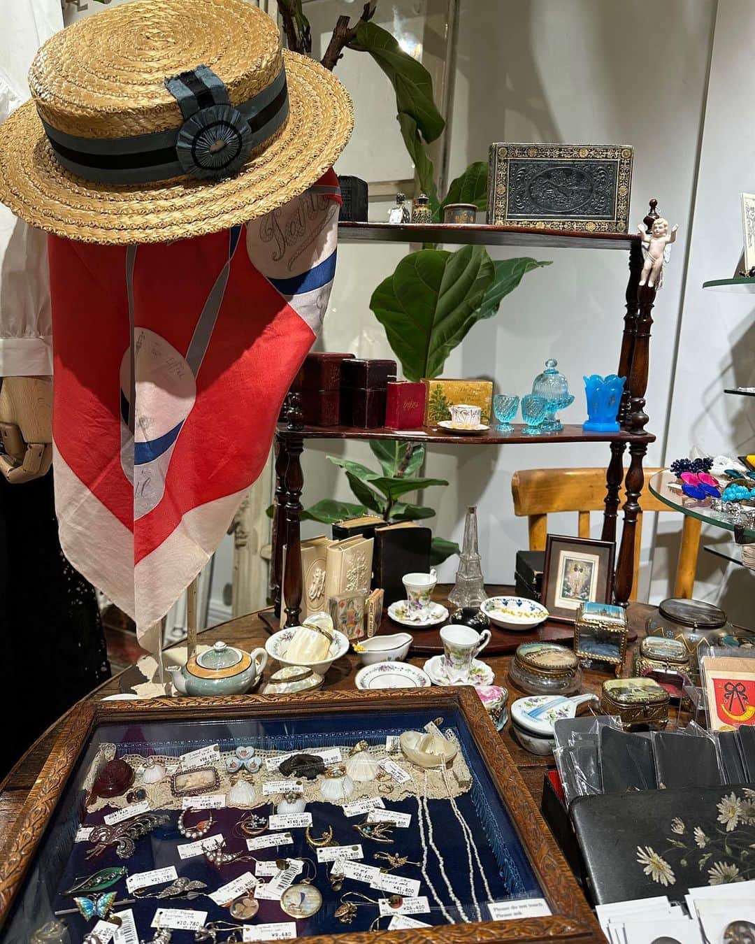 ISETAN PARK netさんのインスタグラム写真 - (ISETAN PARK netInstagram)「南仏ヴァカンスを感じる＜ハウス オブ ロータス＞春夏コレクション✨「新宿0丁目商店街」とのコラボも必見❣    桐島かれんさんがクリエイティブディレクターを務める＜HOUSE OF LOTUS/ハウス オブ ロータス＞。 今回のポップアップストアは、ヴァカンスを待ち焦がれるパリジェンヌたちの都会的でエレガントな装いから、ニースやサントロペなどの海辺の街でのヴァカンススタイルまでをイメージしたラインナップ。   本館1階 イセタンリーフでは、トリコロールカラーを基調としたTシャツやワンピースなどの伊勢丹新宿店先行販売アイテムが登場。また、こだわりの店主たちが集う「新宿0丁目商店街」のヴィンテージディーラーたちがセレクトしたヴィンテージアイテムもご紹介しています。  本館4階 ハウス オブ ロータスでは“パッサージュ”をテーマに2023年春夏コレクションをご紹介中です。  フランスを旅しているような心躍る気分を感じられるコラボレーションをご堪能ください。     「新宿0丁目商店街」出展ブランド  ＜ANONYME＞＜BROWN ANTIQUES＞＜COVIN＞  ＜JOGLAR＞＜Petit Musée＞＜裏庭＞＜粋気者＞     ＜ハウス オブ ロータス＞ポップアップストア 「C’est joli! Paris－French Riviera」  ■開催中～4月11日(火)  ■本館1階 雑貨/イセタンリーフ ■本館4階 ハウス オブ ロータス    📷  写真1～6枚目：本館1階 雑貨/イセタンリーフ  写真7～9枚目：本館4階 ハウス オブ ロータス    イベント情報は @isetan_shinjuku ストーリー「POP UP」またはこちら▼  https://www.mistore.jp/shopping/feature/women_f2/houseoflotus_w.html   商品のお問い合わせ▼  三越伊勢丹オンラインストア  https://www.mistore.jp/shopping/brand/women_b/026783.html    @houseoflotus_official  @houseoflotuskaren  @0_chome_mitsukoshiisetan  @isetanseed_isetanleaf_shinjuku    #houseoflotus #ハウスオブロータス #ハウスオブロータス伊勢丹新宿店 #桐島かれん  #伊勢丹新宿店先行販売 #フォトTシャツ #コラボTシャツ #パリ蚤の市 #新宿0丁目商店街 #新宿0丁目商店街三越伊勢丹 #一田憲子 #ヴィンテージ #ヴィンテージアイテム #ヴィンテージ雑貨 #vintage #vintagegoods #アンティーク#アンティーク雑貨  #popupstore #百貨店ポップアップ #ポップアップイベント #期間限定ストア #期間限定イベント  #isetan #isetanshinjuku #イセタン #伊勢丹 #伊勢丹新宿 #伊勢丹新宿店 #三越伊勢丹オンラインストア    🔖 THE STORIES  共感から生まれるコラボレーション～collaboration～  https://www.mistore.jp/shopping/feature/shops_f3/thestories_sp」4月5日 19時00分 - isetan_shinjuku