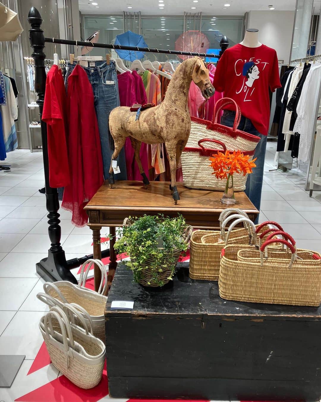 ISETAN PARK netさんのインスタグラム写真 - (ISETAN PARK netInstagram)「南仏ヴァカンスを感じる＜ハウス オブ ロータス＞春夏コレクション✨「新宿0丁目商店街」とのコラボも必見❣    桐島かれんさんがクリエイティブディレクターを務める＜HOUSE OF LOTUS/ハウス オブ ロータス＞。 今回のポップアップストアは、ヴァカンスを待ち焦がれるパリジェンヌたちの都会的でエレガントな装いから、ニースやサントロペなどの海辺の街でのヴァカンススタイルまでをイメージしたラインナップ。   本館1階 イセタンリーフでは、トリコロールカラーを基調としたTシャツやワンピースなどの伊勢丹新宿店先行販売アイテムが登場。また、こだわりの店主たちが集う「新宿0丁目商店街」のヴィンテージディーラーたちがセレクトしたヴィンテージアイテムもご紹介しています。  本館4階 ハウス オブ ロータスでは“パッサージュ”をテーマに2023年春夏コレクションをご紹介中です。  フランスを旅しているような心躍る気分を感じられるコラボレーションをご堪能ください。     「新宿0丁目商店街」出展ブランド  ＜ANONYME＞＜BROWN ANTIQUES＞＜COVIN＞  ＜JOGLAR＞＜Petit Musée＞＜裏庭＞＜粋気者＞     ＜ハウス オブ ロータス＞ポップアップストア 「C’est joli! Paris－French Riviera」  ■開催中～4月11日(火)  ■本館1階 雑貨/イセタンリーフ ■本館4階 ハウス オブ ロータス    📷  写真1～6枚目：本館1階 雑貨/イセタンリーフ  写真7～9枚目：本館4階 ハウス オブ ロータス    イベント情報は @isetan_shinjuku ストーリー「POP UP」またはこちら▼  https://www.mistore.jp/shopping/feature/women_f2/houseoflotus_w.html   商品のお問い合わせ▼  三越伊勢丹オンラインストア  https://www.mistore.jp/shopping/brand/women_b/026783.html    @houseoflotus_official  @houseoflotuskaren  @0_chome_mitsukoshiisetan  @isetanseed_isetanleaf_shinjuku    #houseoflotus #ハウスオブロータス #ハウスオブロータス伊勢丹新宿店 #桐島かれん  #伊勢丹新宿店先行販売 #フォトTシャツ #コラボTシャツ #パリ蚤の市 #新宿0丁目商店街 #新宿0丁目商店街三越伊勢丹 #一田憲子 #ヴィンテージ #ヴィンテージアイテム #ヴィンテージ雑貨 #vintage #vintagegoods #アンティーク#アンティーク雑貨  #popupstore #百貨店ポップアップ #ポップアップイベント #期間限定ストア #期間限定イベント  #isetan #isetanshinjuku #イセタン #伊勢丹 #伊勢丹新宿 #伊勢丹新宿店 #三越伊勢丹オンラインストア    🔖 THE STORIES  共感から生まれるコラボレーション～collaboration～  https://www.mistore.jp/shopping/feature/shops_f3/thestories_sp」4月5日 19時00分 - isetan_shinjuku