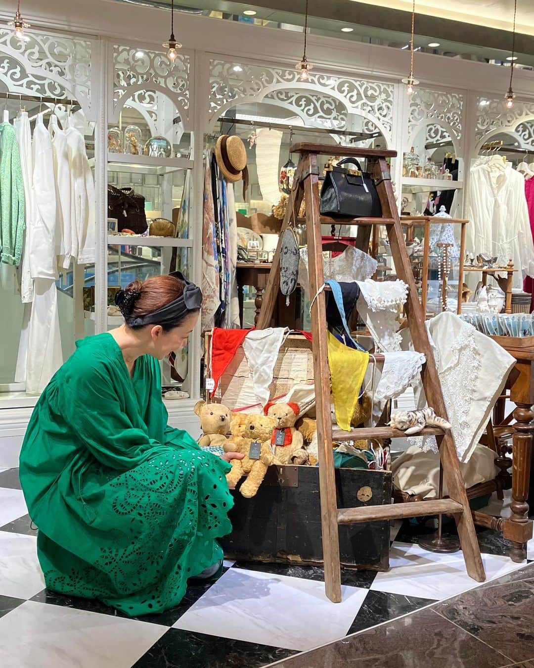 ISETAN PARK netさんのインスタグラム写真 - (ISETAN PARK netInstagram)「南仏ヴァカンスを感じる＜ハウス オブ ロータス＞春夏コレクション✨「新宿0丁目商店街」とのコラボも必見❣    桐島かれんさんがクリエイティブディレクターを務める＜HOUSE OF LOTUS/ハウス オブ ロータス＞。 今回のポップアップストアは、ヴァカンスを待ち焦がれるパリジェンヌたちの都会的でエレガントな装いから、ニースやサントロペなどの海辺の街でのヴァカンススタイルまでをイメージしたラインナップ。   本館1階 イセタンリーフでは、トリコロールカラーを基調としたTシャツやワンピースなどの伊勢丹新宿店先行販売アイテムが登場。また、こだわりの店主たちが集う「新宿0丁目商店街」のヴィンテージディーラーたちがセレクトしたヴィンテージアイテムもご紹介しています。  本館4階 ハウス オブ ロータスでは“パッサージュ”をテーマに2023年春夏コレクションをご紹介中です。  フランスを旅しているような心躍る気分を感じられるコラボレーションをご堪能ください。     「新宿0丁目商店街」出展ブランド  ＜ANONYME＞＜BROWN ANTIQUES＞＜COVIN＞  ＜JOGLAR＞＜Petit Musée＞＜裏庭＞＜粋気者＞     ＜ハウス オブ ロータス＞ポップアップストア 「C’est joli! Paris－French Riviera」  ■開催中～4月11日(火)  ■本館1階 雑貨/イセタンリーフ ■本館4階 ハウス オブ ロータス    📷  写真1～6枚目：本館1階 雑貨/イセタンリーフ  写真7～9枚目：本館4階 ハウス オブ ロータス    イベント情報は @isetan_shinjuku ストーリー「POP UP」またはこちら▼  https://www.mistore.jp/shopping/feature/women_f2/houseoflotus_w.html   商品のお問い合わせ▼  三越伊勢丹オンラインストア  https://www.mistore.jp/shopping/brand/women_b/026783.html    @houseoflotus_official  @houseoflotuskaren  @0_chome_mitsukoshiisetan  @isetanseed_isetanleaf_shinjuku    #houseoflotus #ハウスオブロータス #ハウスオブロータス伊勢丹新宿店 #桐島かれん  #伊勢丹新宿店先行販売 #フォトTシャツ #コラボTシャツ #パリ蚤の市 #新宿0丁目商店街 #新宿0丁目商店街三越伊勢丹 #一田憲子 #ヴィンテージ #ヴィンテージアイテム #ヴィンテージ雑貨 #vintage #vintagegoods #アンティーク#アンティーク雑貨  #popupstore #百貨店ポップアップ #ポップアップイベント #期間限定ストア #期間限定イベント  #isetan #isetanshinjuku #イセタン #伊勢丹 #伊勢丹新宿 #伊勢丹新宿店 #三越伊勢丹オンラインストア    🔖 THE STORIES  共感から生まれるコラボレーション～collaboration～  https://www.mistore.jp/shopping/feature/shops_f3/thestories_sp」4月5日 19時00分 - isetan_shinjuku