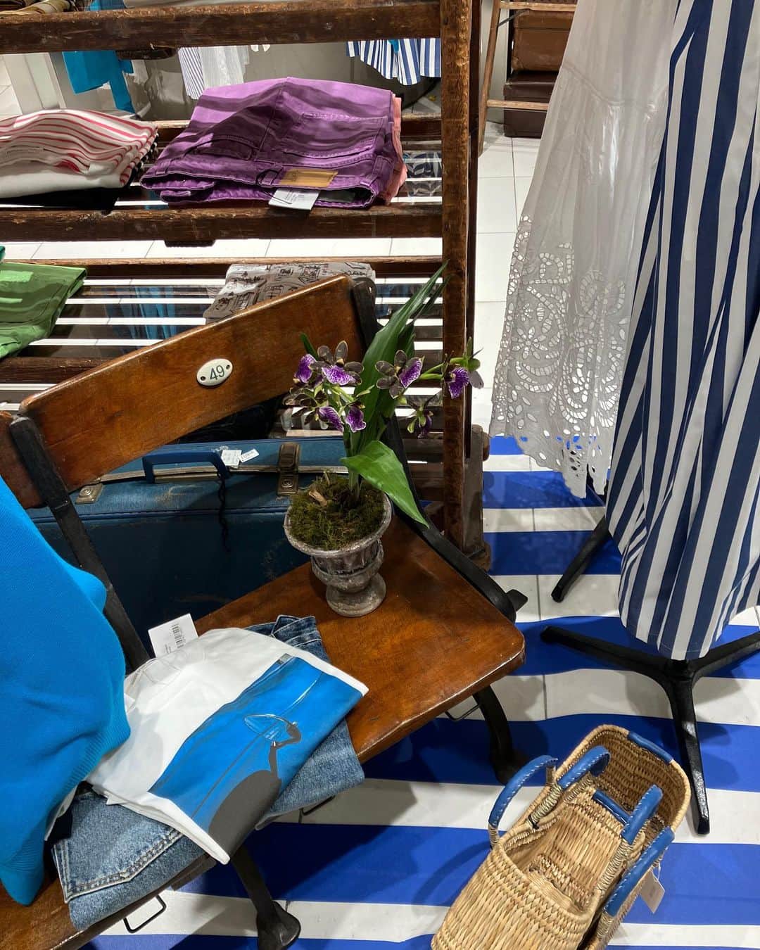 ISETAN PARK netさんのインスタグラム写真 - (ISETAN PARK netInstagram)「南仏ヴァカンスを感じる＜ハウス オブ ロータス＞春夏コレクション✨「新宿0丁目商店街」とのコラボも必見❣    桐島かれんさんがクリエイティブディレクターを務める＜HOUSE OF LOTUS/ハウス オブ ロータス＞。 今回のポップアップストアは、ヴァカンスを待ち焦がれるパリジェンヌたちの都会的でエレガントな装いから、ニースやサントロペなどの海辺の街でのヴァカンススタイルまでをイメージしたラインナップ。   本館1階 イセタンリーフでは、トリコロールカラーを基調としたTシャツやワンピースなどの伊勢丹新宿店先行販売アイテムが登場。また、こだわりの店主たちが集う「新宿0丁目商店街」のヴィンテージディーラーたちがセレクトしたヴィンテージアイテムもご紹介しています。  本館4階 ハウス オブ ロータスでは“パッサージュ”をテーマに2023年春夏コレクションをご紹介中です。  フランスを旅しているような心躍る気分を感じられるコラボレーションをご堪能ください。     「新宿0丁目商店街」出展ブランド  ＜ANONYME＞＜BROWN ANTIQUES＞＜COVIN＞  ＜JOGLAR＞＜Petit Musée＞＜裏庭＞＜粋気者＞     ＜ハウス オブ ロータス＞ポップアップストア 「C’est joli! Paris－French Riviera」  ■開催中～4月11日(火)  ■本館1階 雑貨/イセタンリーフ ■本館4階 ハウス オブ ロータス    📷  写真1～6枚目：本館1階 雑貨/イセタンリーフ  写真7～9枚目：本館4階 ハウス オブ ロータス    イベント情報は @isetan_shinjuku ストーリー「POP UP」またはこちら▼  https://www.mistore.jp/shopping/feature/women_f2/houseoflotus_w.html   商品のお問い合わせ▼  三越伊勢丹オンラインストア  https://www.mistore.jp/shopping/brand/women_b/026783.html    @houseoflotus_official  @houseoflotuskaren  @0_chome_mitsukoshiisetan  @isetanseed_isetanleaf_shinjuku    #houseoflotus #ハウスオブロータス #ハウスオブロータス伊勢丹新宿店 #桐島かれん  #伊勢丹新宿店先行販売 #フォトTシャツ #コラボTシャツ #パリ蚤の市 #新宿0丁目商店街 #新宿0丁目商店街三越伊勢丹 #一田憲子 #ヴィンテージ #ヴィンテージアイテム #ヴィンテージ雑貨 #vintage #vintagegoods #アンティーク#アンティーク雑貨  #popupstore #百貨店ポップアップ #ポップアップイベント #期間限定ストア #期間限定イベント  #isetan #isetanshinjuku #イセタン #伊勢丹 #伊勢丹新宿 #伊勢丹新宿店 #三越伊勢丹オンラインストア    🔖 THE STORIES  共感から生まれるコラボレーション～collaboration～  https://www.mistore.jp/shopping/feature/shops_f3/thestories_sp」4月5日 19時00分 - isetan_shinjuku