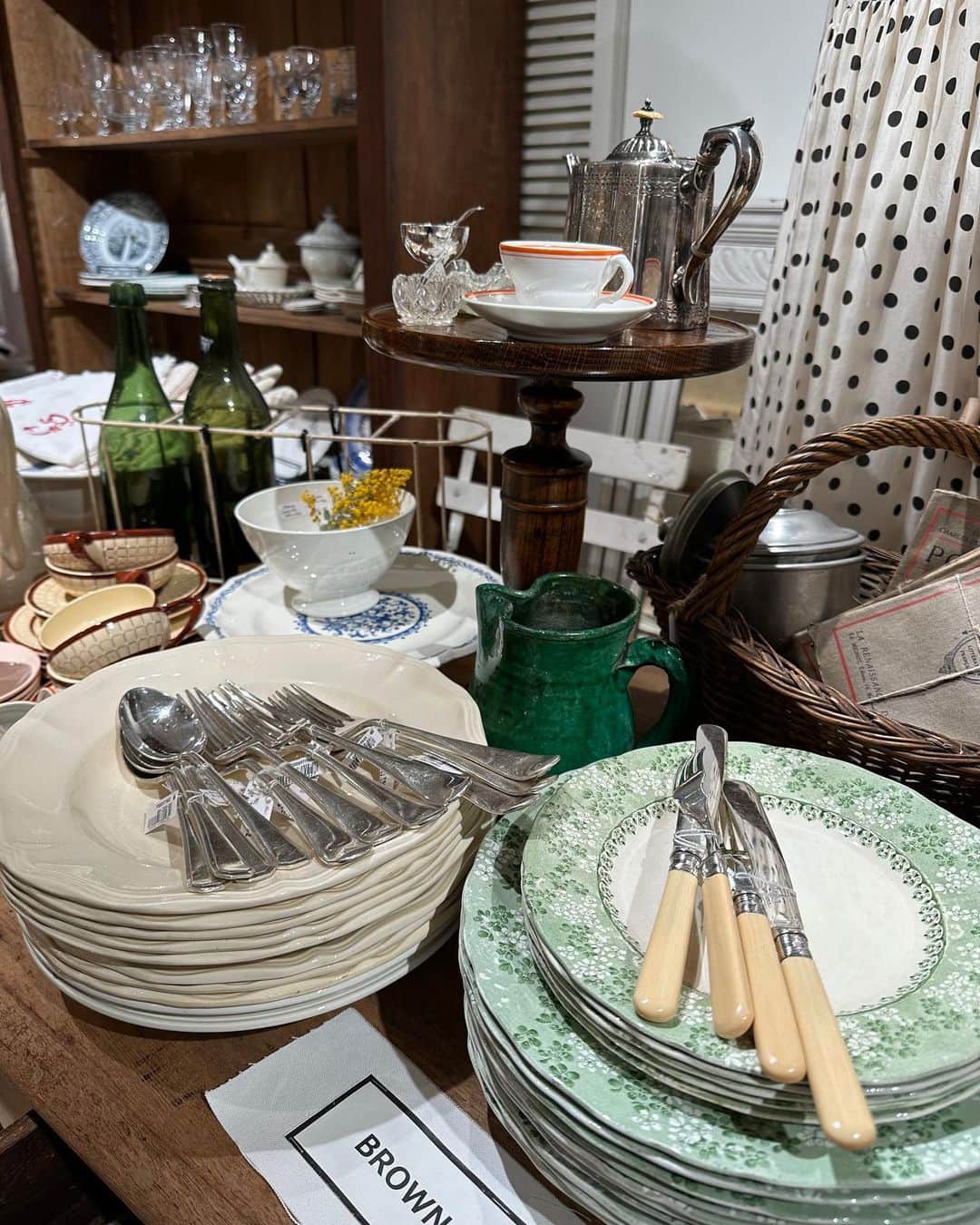 ISETAN PARK netさんのインスタグラム写真 - (ISETAN PARK netInstagram)「南仏ヴァカンスを感じる＜ハウス オブ ロータス＞春夏コレクション✨「新宿0丁目商店街」とのコラボも必見❣    桐島かれんさんがクリエイティブディレクターを務める＜HOUSE OF LOTUS/ハウス オブ ロータス＞。 今回のポップアップストアは、ヴァカンスを待ち焦がれるパリジェンヌたちの都会的でエレガントな装いから、ニースやサントロペなどの海辺の街でのヴァカンススタイルまでをイメージしたラインナップ。   本館1階 イセタンリーフでは、トリコロールカラーを基調としたTシャツやワンピースなどの伊勢丹新宿店先行販売アイテムが登場。また、こだわりの店主たちが集う「新宿0丁目商店街」のヴィンテージディーラーたちがセレクトしたヴィンテージアイテムもご紹介しています。  本館4階 ハウス オブ ロータスでは“パッサージュ”をテーマに2023年春夏コレクションをご紹介中です。  フランスを旅しているような心躍る気分を感じられるコラボレーションをご堪能ください。     「新宿0丁目商店街」出展ブランド  ＜ANONYME＞＜BROWN ANTIQUES＞＜COVIN＞  ＜JOGLAR＞＜Petit Musée＞＜裏庭＞＜粋気者＞     ＜ハウス オブ ロータス＞ポップアップストア 「C’est joli! Paris－French Riviera」  ■開催中～4月11日(火)  ■本館1階 雑貨/イセタンリーフ ■本館4階 ハウス オブ ロータス    📷  写真1～6枚目：本館1階 雑貨/イセタンリーフ  写真7～9枚目：本館4階 ハウス オブ ロータス    イベント情報は @isetan_shinjuku ストーリー「POP UP」またはこちら▼  https://www.mistore.jp/shopping/feature/women_f2/houseoflotus_w.html   商品のお問い合わせ▼  三越伊勢丹オンラインストア  https://www.mistore.jp/shopping/brand/women_b/026783.html    @houseoflotus_official  @houseoflotuskaren  @0_chome_mitsukoshiisetan  @isetanseed_isetanleaf_shinjuku    #houseoflotus #ハウスオブロータス #ハウスオブロータス伊勢丹新宿店 #桐島かれん  #伊勢丹新宿店先行販売 #フォトTシャツ #コラボTシャツ #パリ蚤の市 #新宿0丁目商店街 #新宿0丁目商店街三越伊勢丹 #一田憲子 #ヴィンテージ #ヴィンテージアイテム #ヴィンテージ雑貨 #vintage #vintagegoods #アンティーク#アンティーク雑貨  #popupstore #百貨店ポップアップ #ポップアップイベント #期間限定ストア #期間限定イベント  #isetan #isetanshinjuku #イセタン #伊勢丹 #伊勢丹新宿 #伊勢丹新宿店 #三越伊勢丹オンラインストア    🔖 THE STORIES  共感から生まれるコラボレーション～collaboration～  https://www.mistore.jp/shopping/feature/shops_f3/thestories_sp」4月5日 19時00分 - isetan_shinjuku