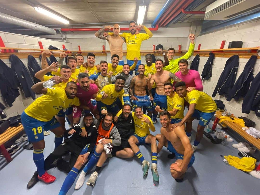 サンドロ・ラミレスのインスタグラム：「Que victoria tan importante que nos permite recuperar sensaciones y confianza 💛💙 #LaUniónHaceLasPalmas #LaLigaSmartBank」