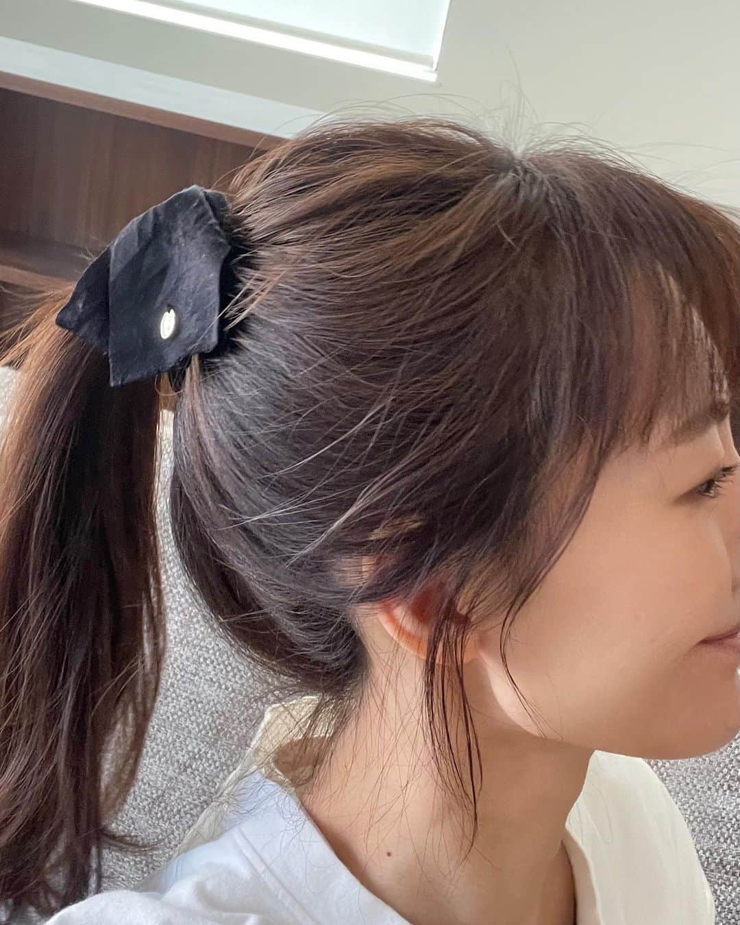 のインスタグラム：「🎀 大人の ポニーテール 大人の リボン  ファッションは 足し算と 引き算の バランスを大切にしてます 全身おんなじテイストより まぜまぜにすると こなれ感？的な笑  だからたまにはリボン  あとブラックっていうのも 大人には良いよね  ポニーテールは ちょいゆるめに結ぶと カジュアル感でてさらに良い 絶壁後頭部も隠せるしね✌️  #ひとりごと #40代ヘアスタイル  #好きなら良き  #hairstyle #ponytail #mystyle」