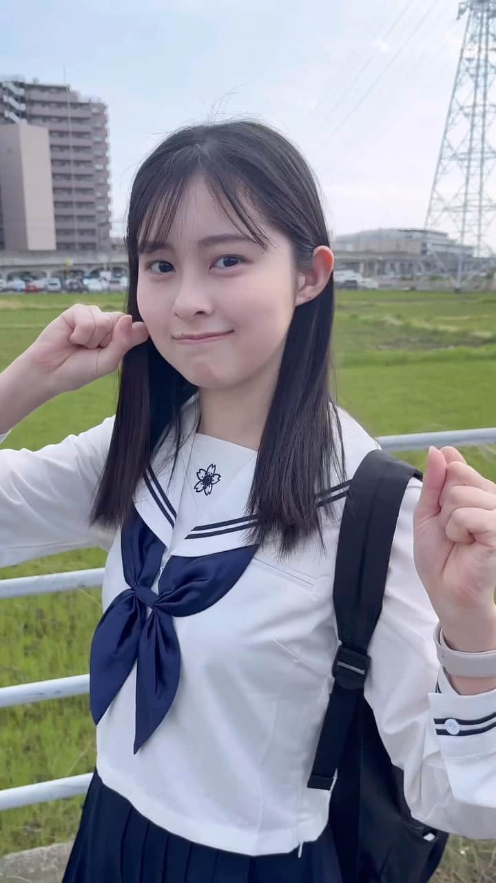 村山千夏のインスタグラム：「こんばんは。 「人生は素晴らしい」 この歌の歌詞が好きです☺︎  Good evening. "life is beautiful" I like the lyrics of this song☺︎  #05#05line#jk#ljk#17歳#女子高校生#fyp#foryoupage」