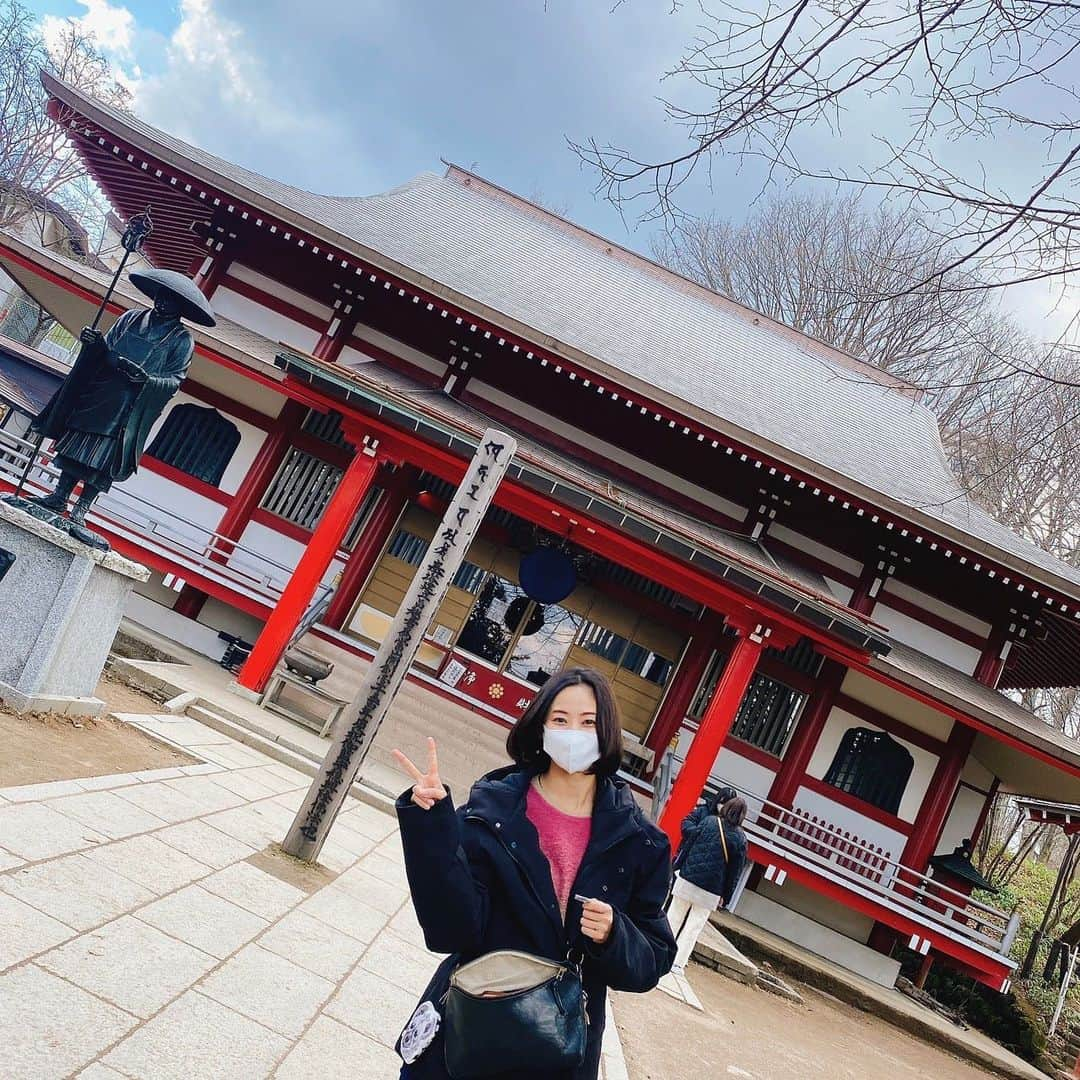 佃井皆美のインスタグラム：「草津温泉の旅2 白根神社⛩ 晴れてたのもあって、空気がとても澄んでいて綺麗でした☀️ お賽銭。ご縁（5円）がありますように！とお財布開いたら50円玉が２枚あったので五十もご縁が！しかも２枚だから100もご縁ある！と（冷静に考えると意味がわからない）張り切って¥100お賽銭しました。  そして、神社に行くと毎回おみくじ引きがちな私ですが、 『遅咲きみくじ』なるものを発見！！ しかも大吉〜🌸 『心を開く出逢いあり』 ということで、 皆様よろしくお願いします（？）」