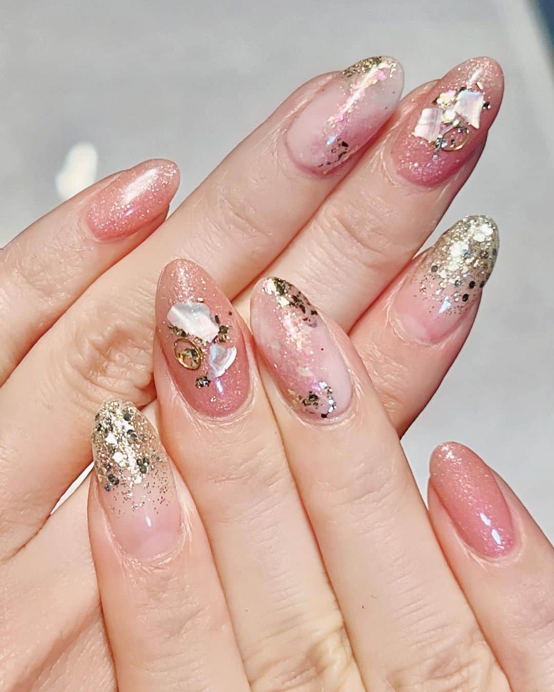のインスタグラム：「怒涛の遠征続きも終わりを告げ… やっとネイルサロン💅へ♡ * 春っぽいネイル🌸にしました🫶🏻💕 キラキラと大理石ネイル💎   #ネイルデザイン #nail #デザインネイル #ネイル #ジェルネイル #naildesign #gelnail #instanails #ネイルサロン #nailstagram #gelnails #nailsalon #pink #nailart #springnail #springnails #ピンクネイル #大理石ネイル」